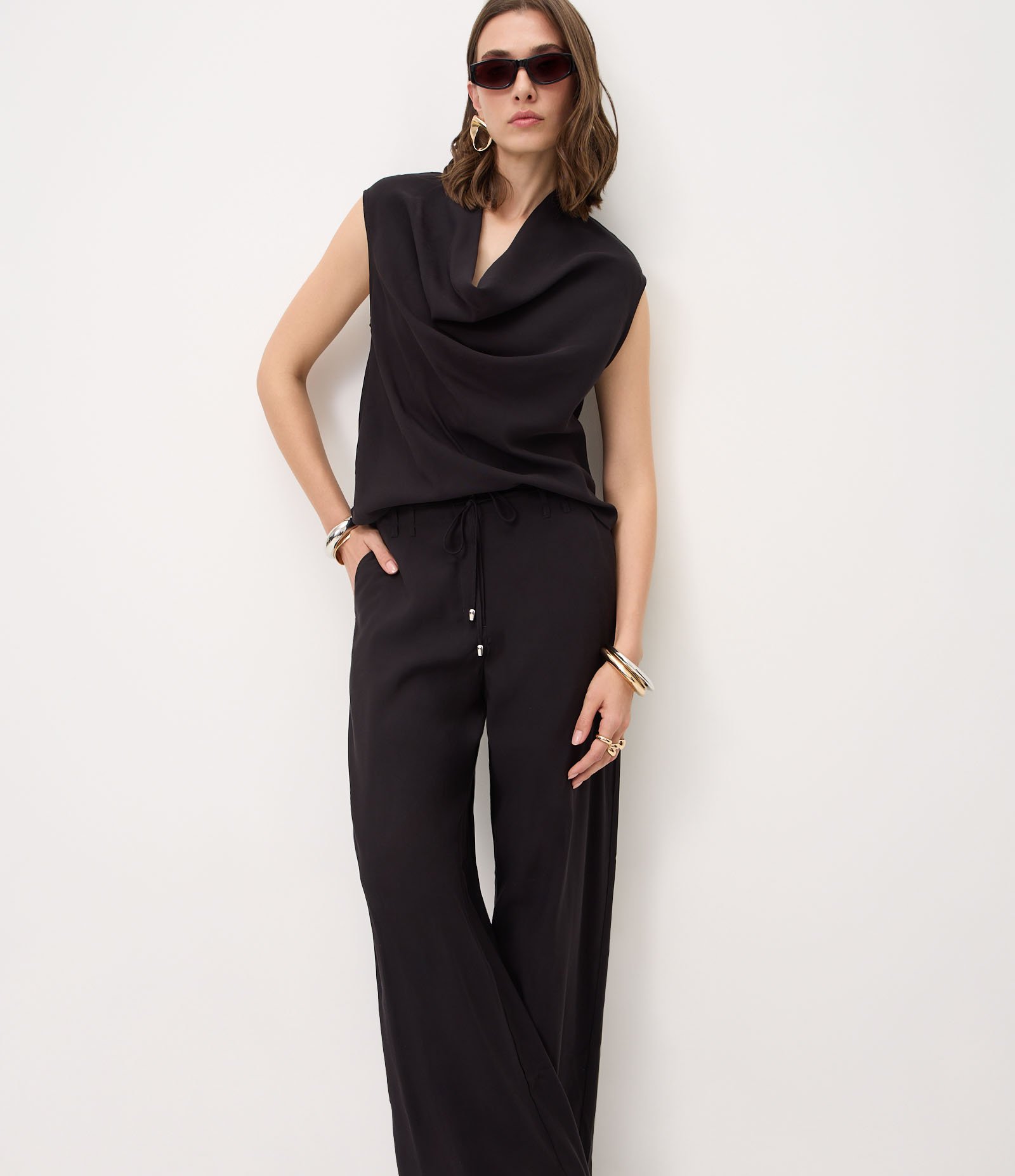 Calça Wide em Viscose com Cós Alfaiatado Preto 2