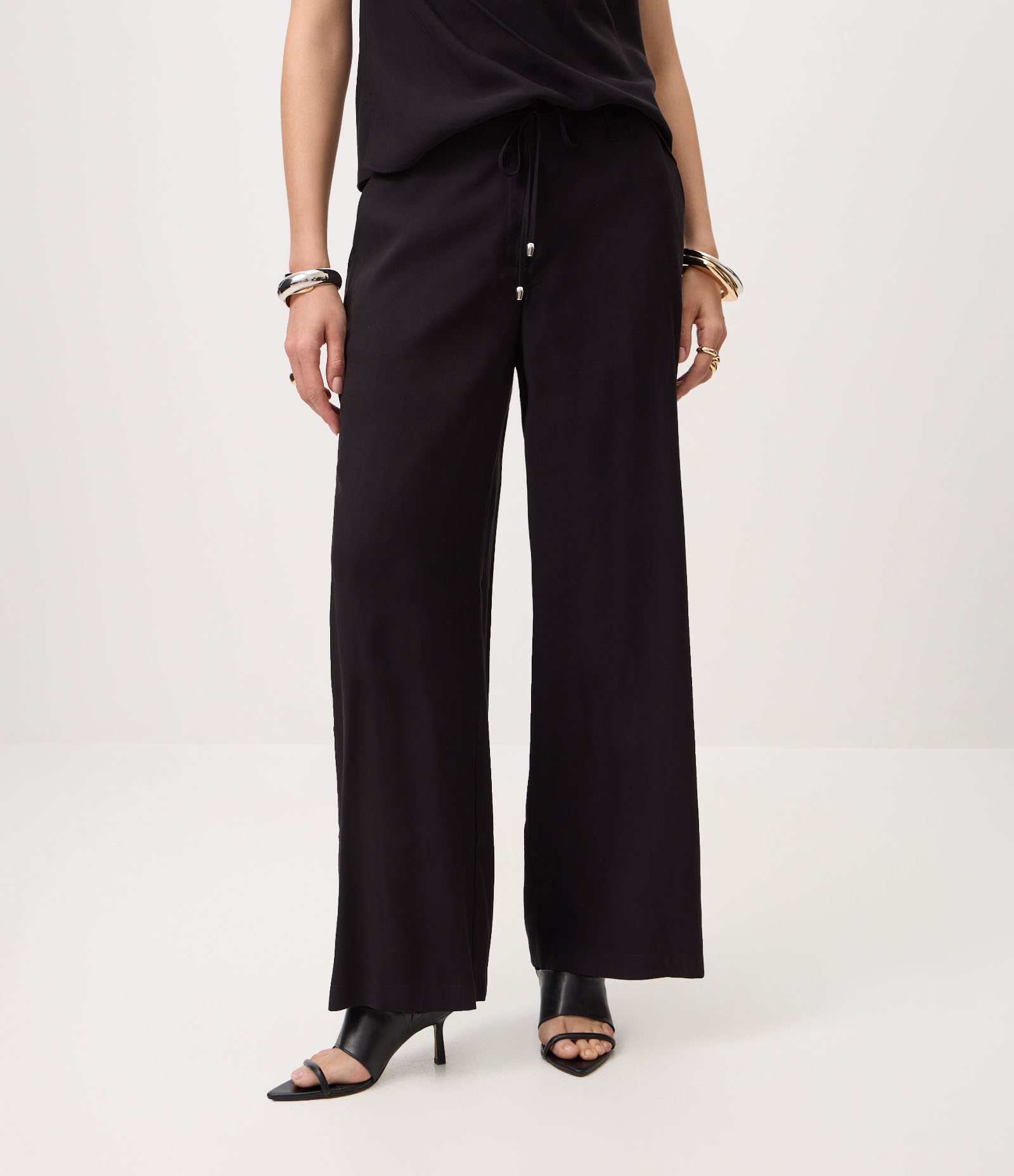 Calça Wide em Viscose com Cós Alfaiatado Preto 3