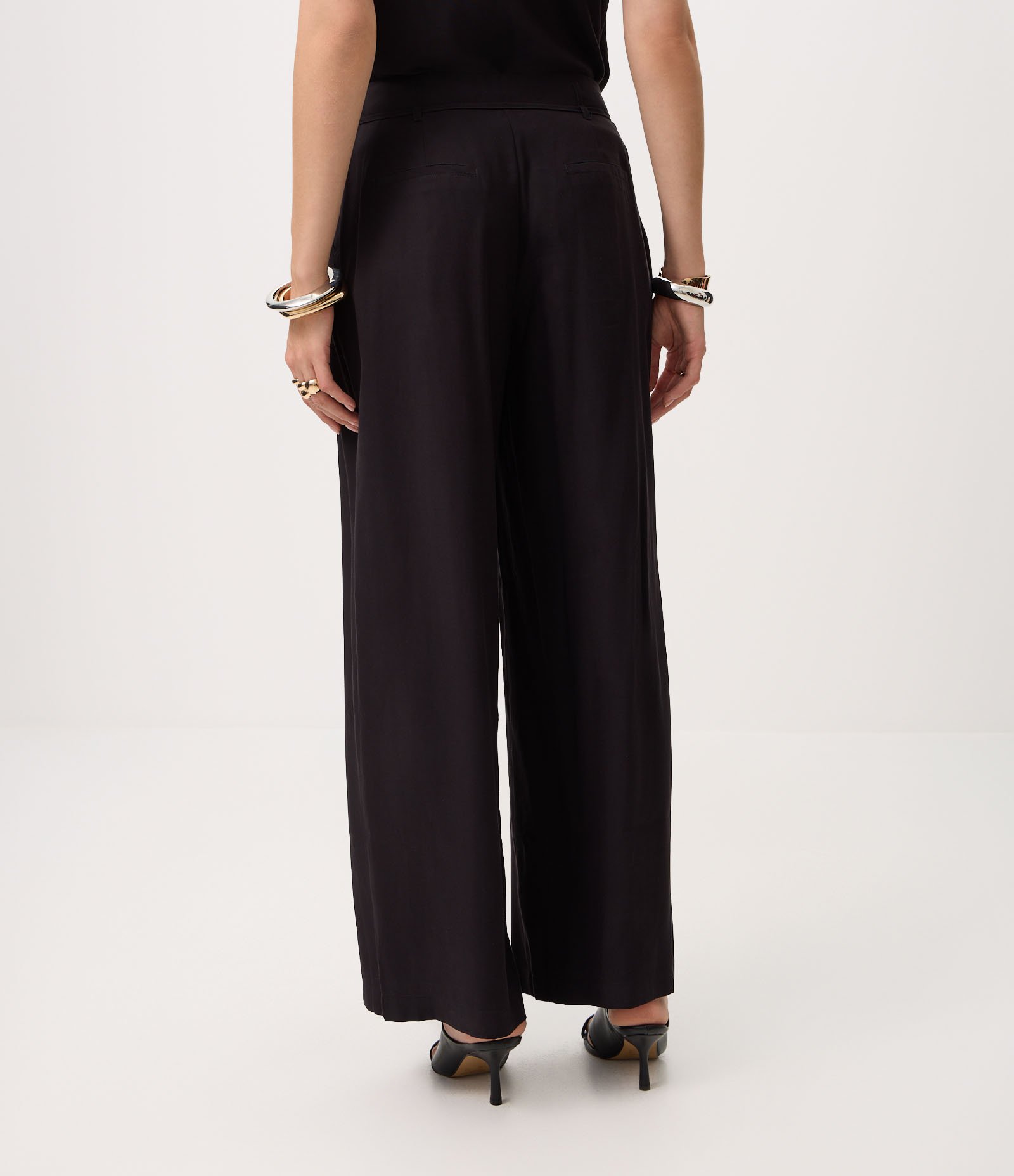 Calça Wide em Viscose com Cós Alfaiatado Preto 5