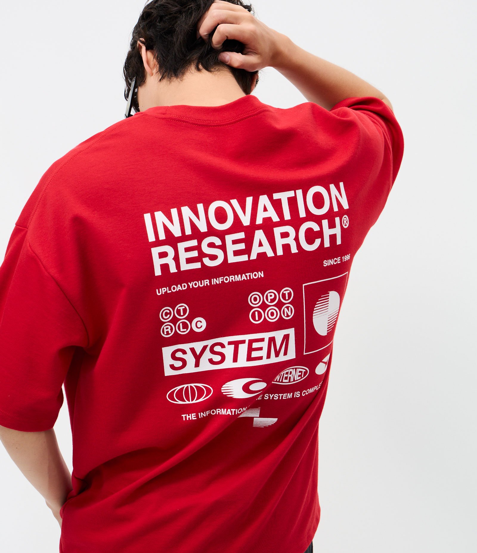 Camiseta Manga Curta em Algodão com Lettering Innovation Research Oversized Vermelho 1