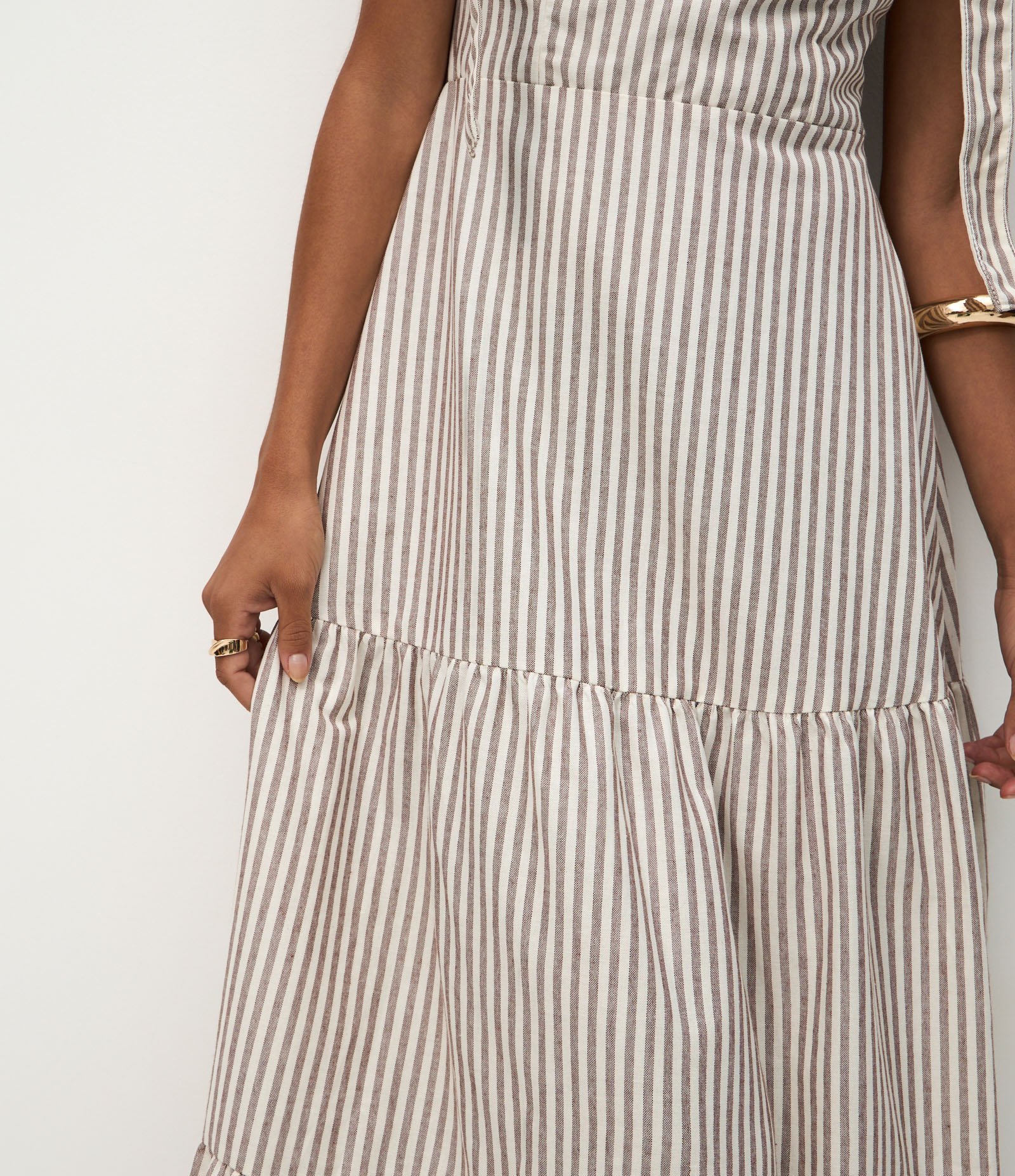 Vestido Longo em Sarja com Laço na Alça e Listras Marrom/Branco 3