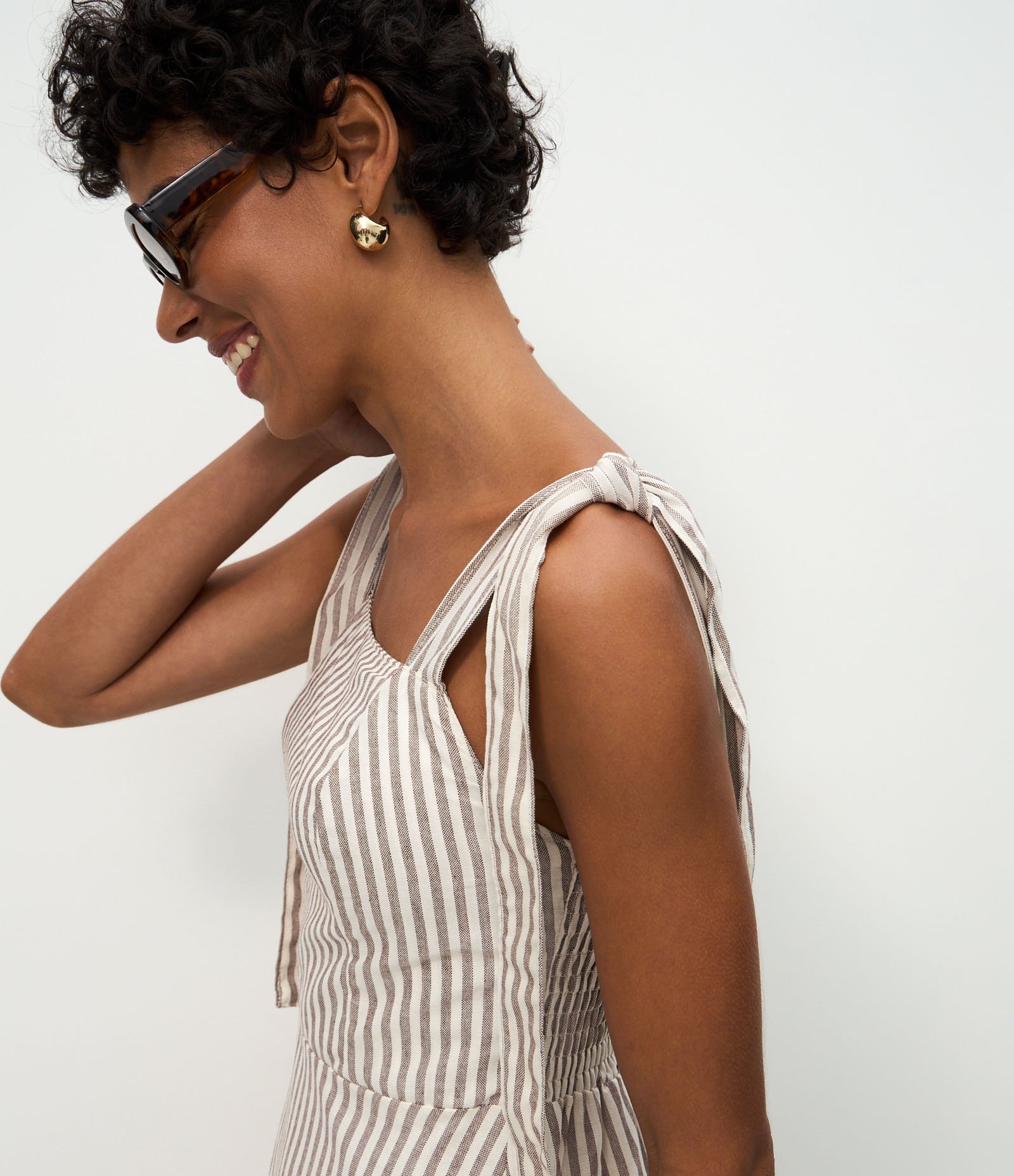 Vestido Longo em Sarja com Laço na Alça e Listras Marrom/Branco 4