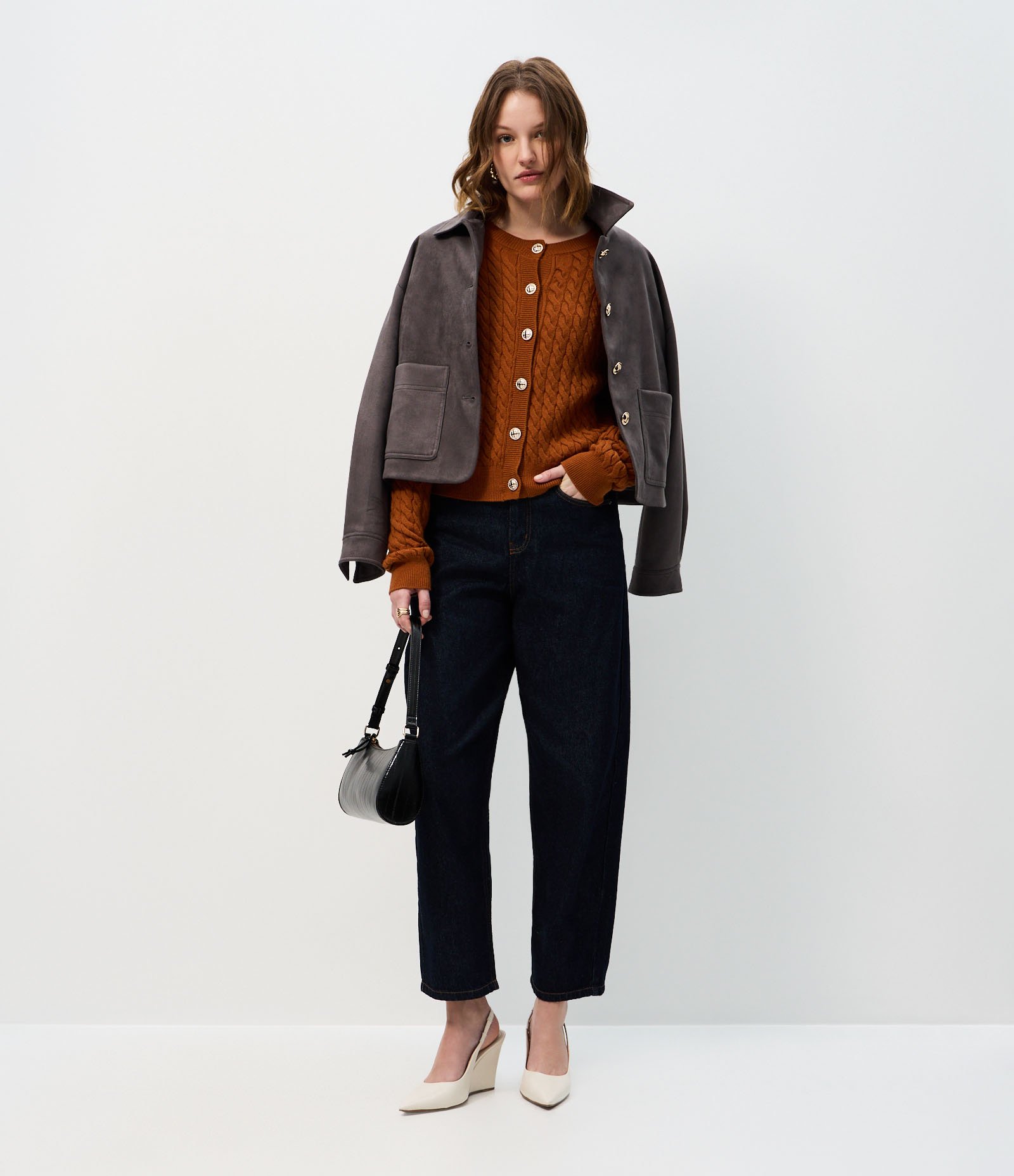 Cardigan Curto em Tricô com Abotoamento Frontal Marrom 2