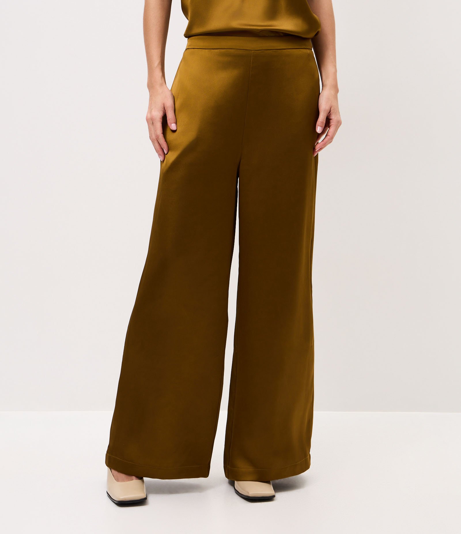 Calça Wide Leg Acetinada com Cós Elástico Verde 4