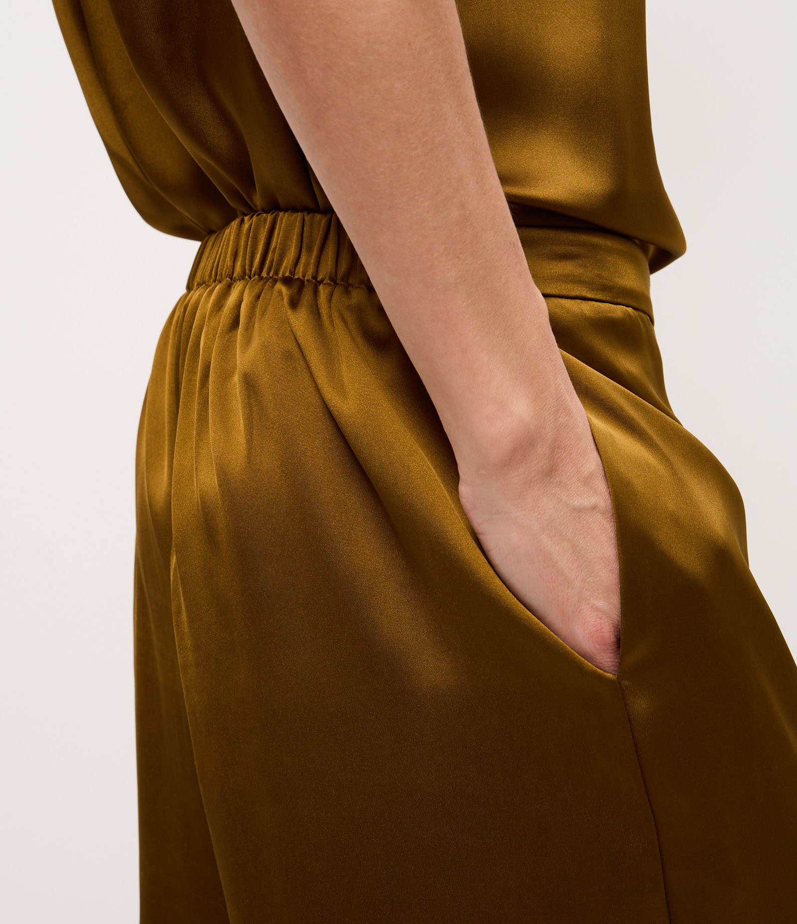 Calça Wide Leg Acetinada com Cós Elástico Verde 5