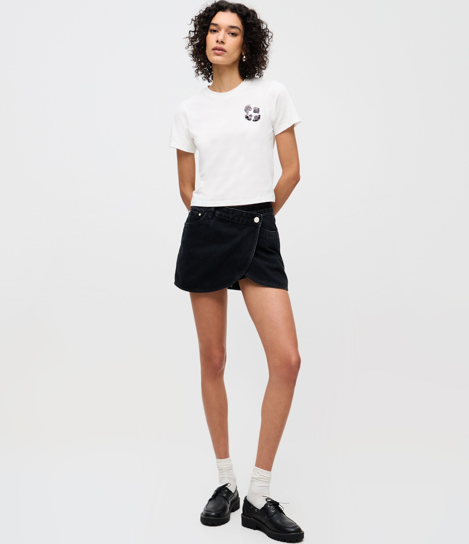 Blusa Baby Look com Bordado Floral em Paetê Branco 2