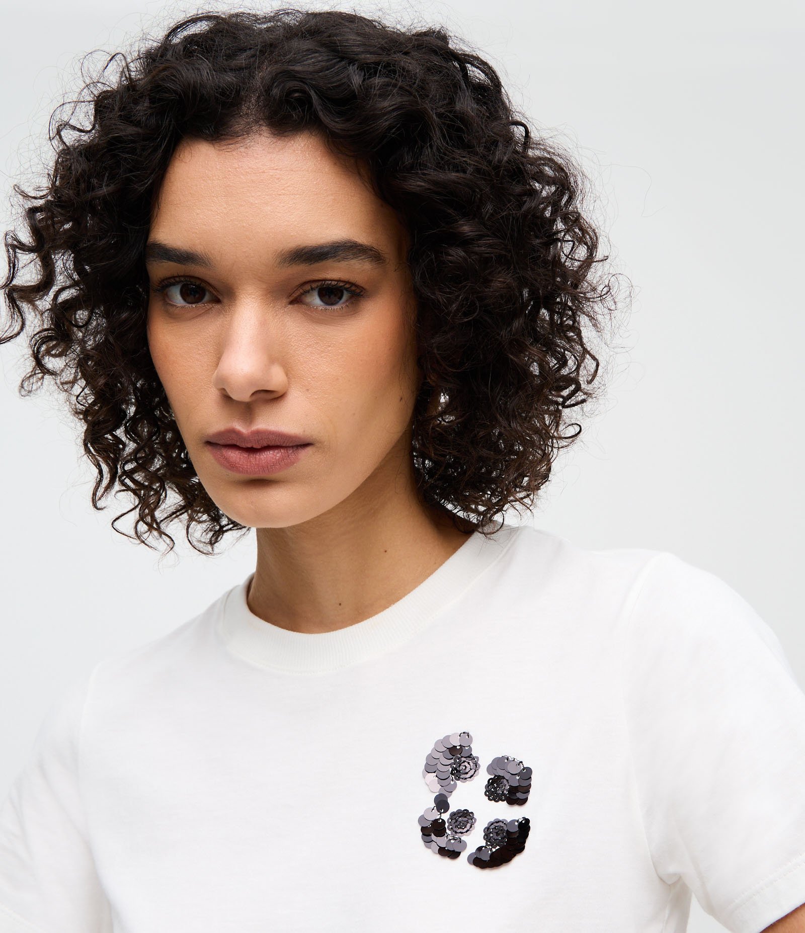 Blusa Baby Look com Bordado Floral em Paetê Branco 3