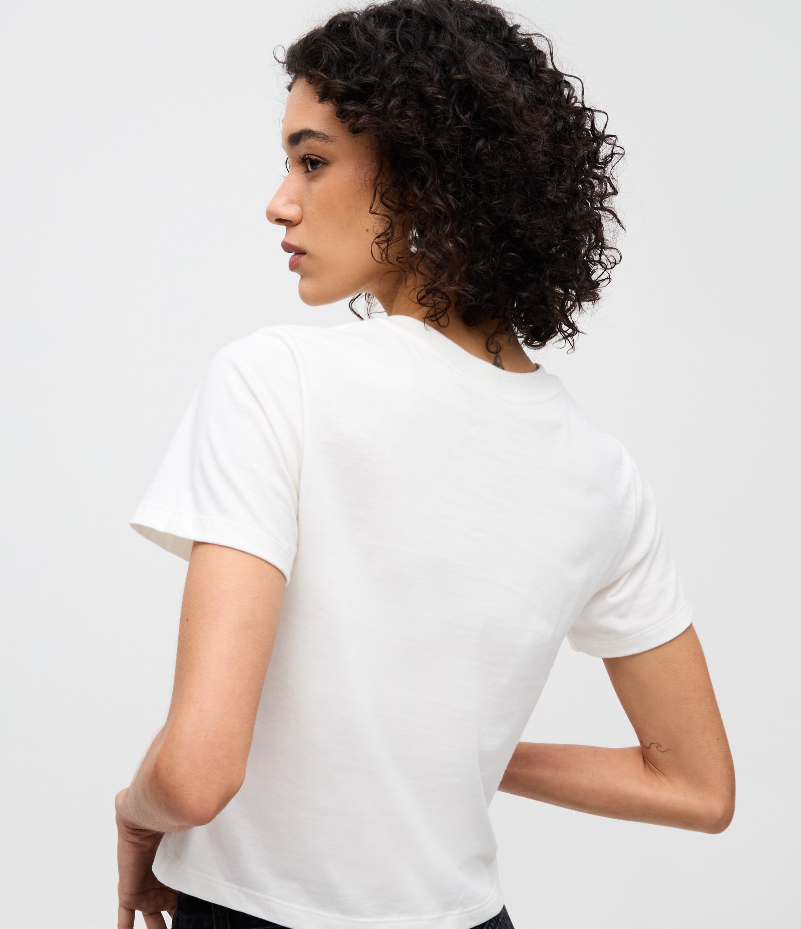 Blusa Baby Look com Bordado Floral em Paetê Branco 4
