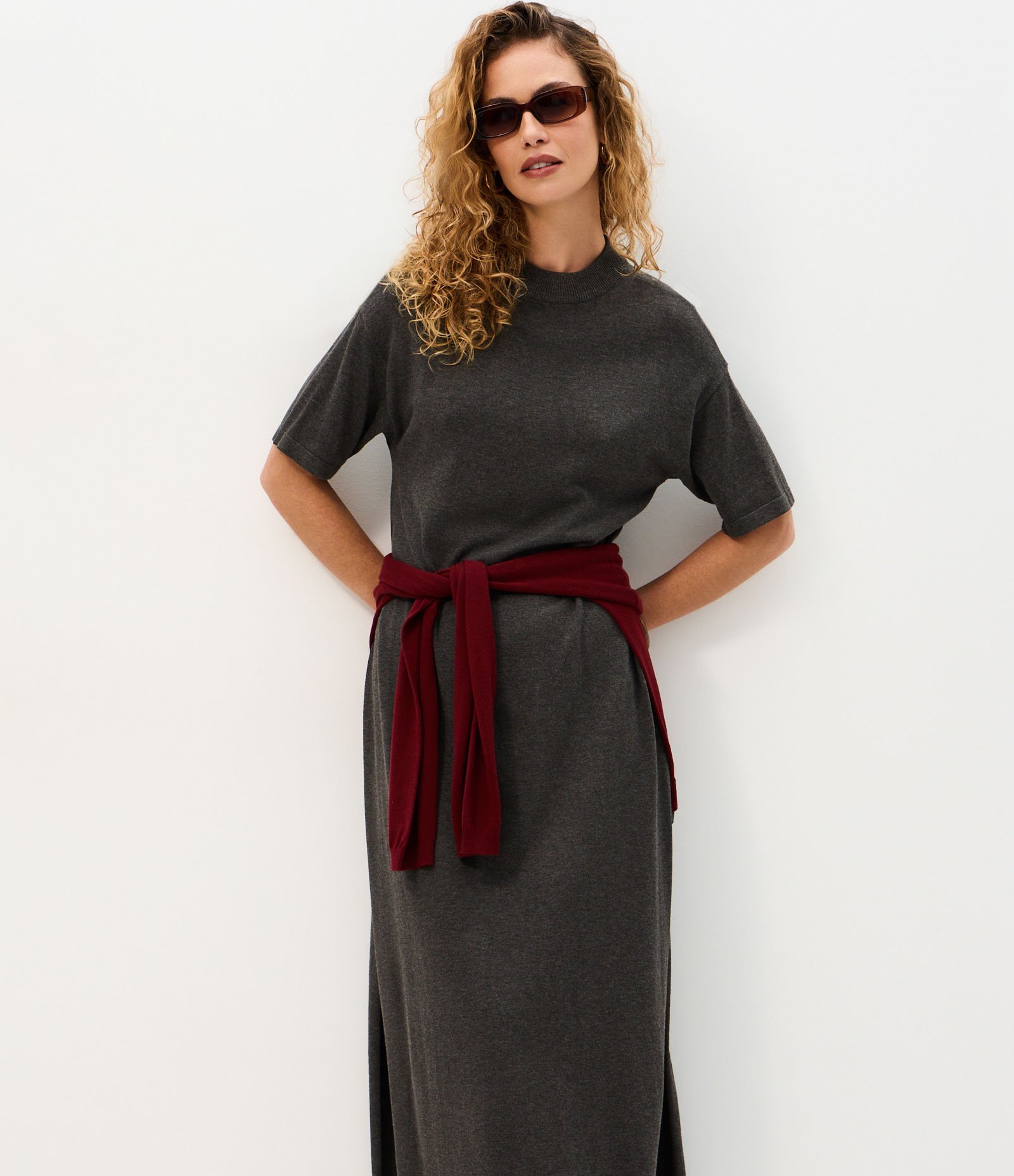 Vestido Midi Amplo em Tricô com Manga Curta Cinza 1