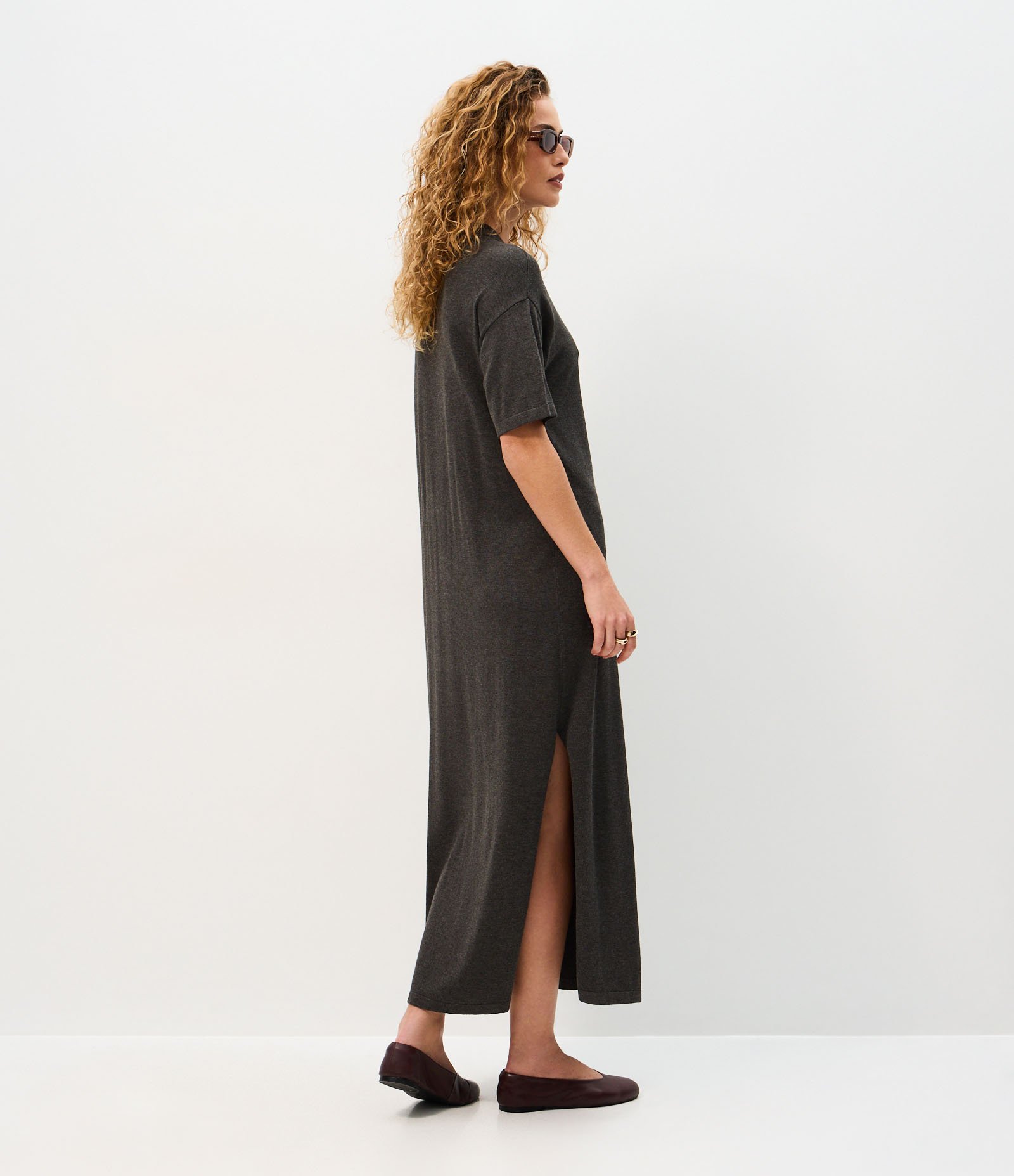 Vestido Midi Amplo em Tricô com Manga Curta Cinza 4
