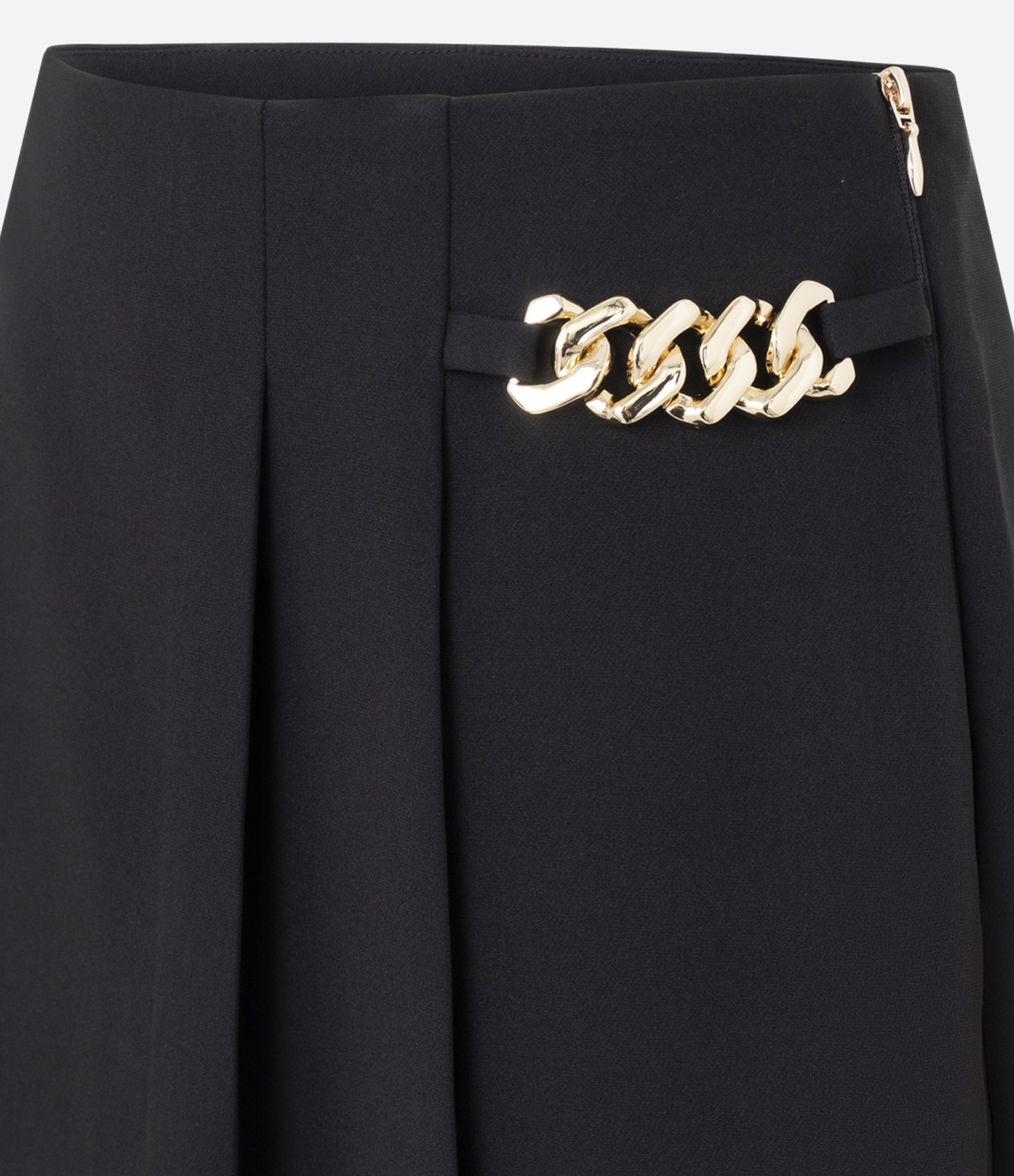 Short Saia Alfaiatado com Corrente Metálica Preto 2