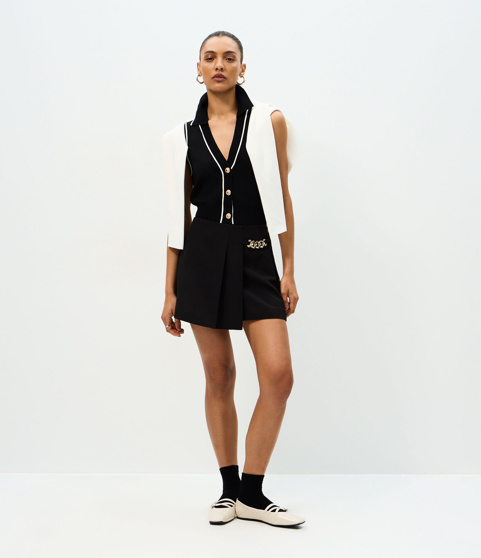 Short Saia Alfaiatado com Corrente Metálica Preto 5