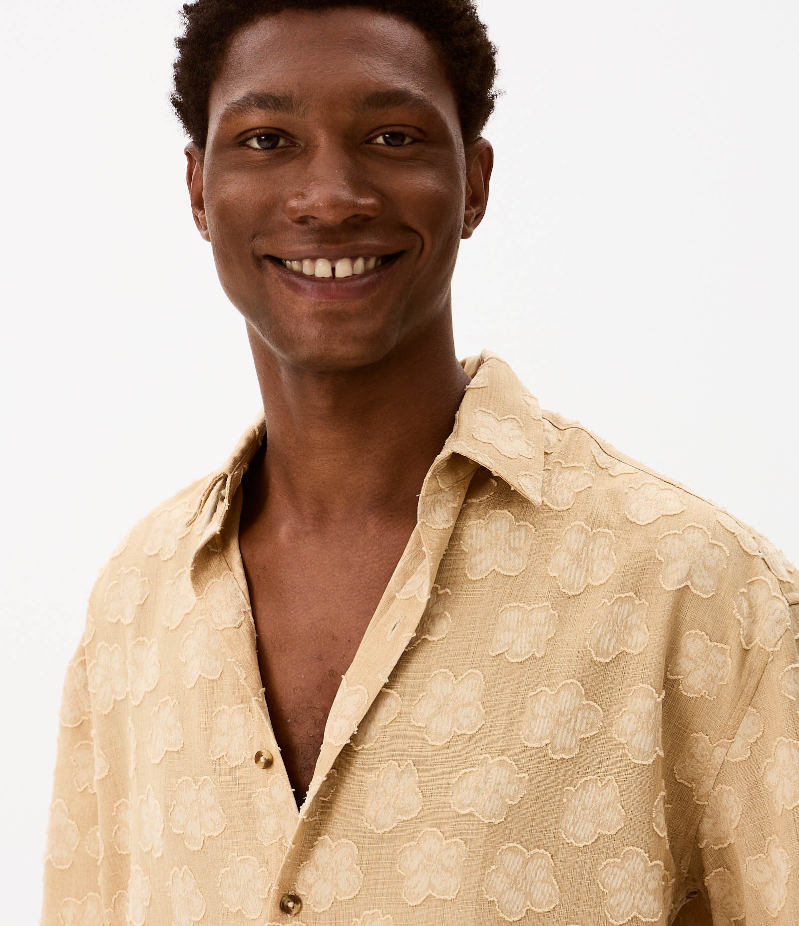 Camisa Boxy com Bordado Floral Navalhado Bege 2