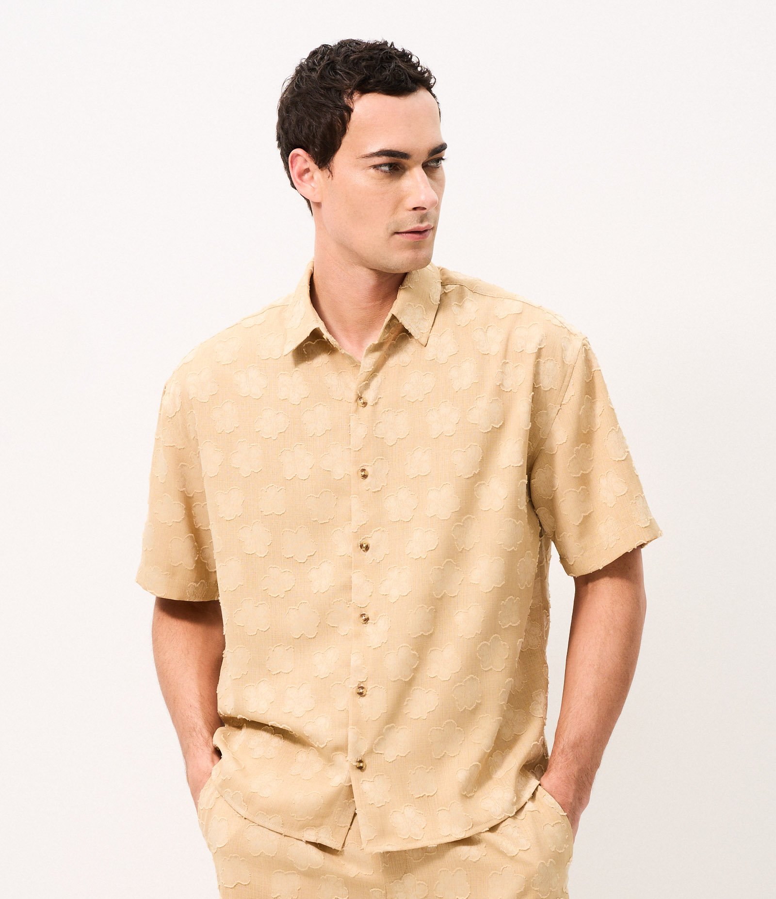 Camisa Boxy com Bordado Floral Navalhado Bege 3