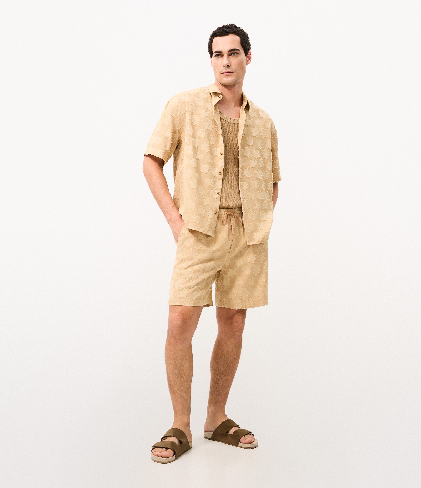 Camisa Boxy com Bordado Floral Navalhado Bege 4