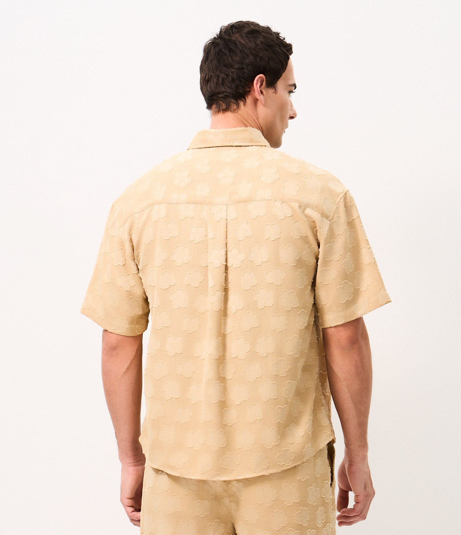 Camisa Boxy com Bordado Floral Navalhado Bege 5