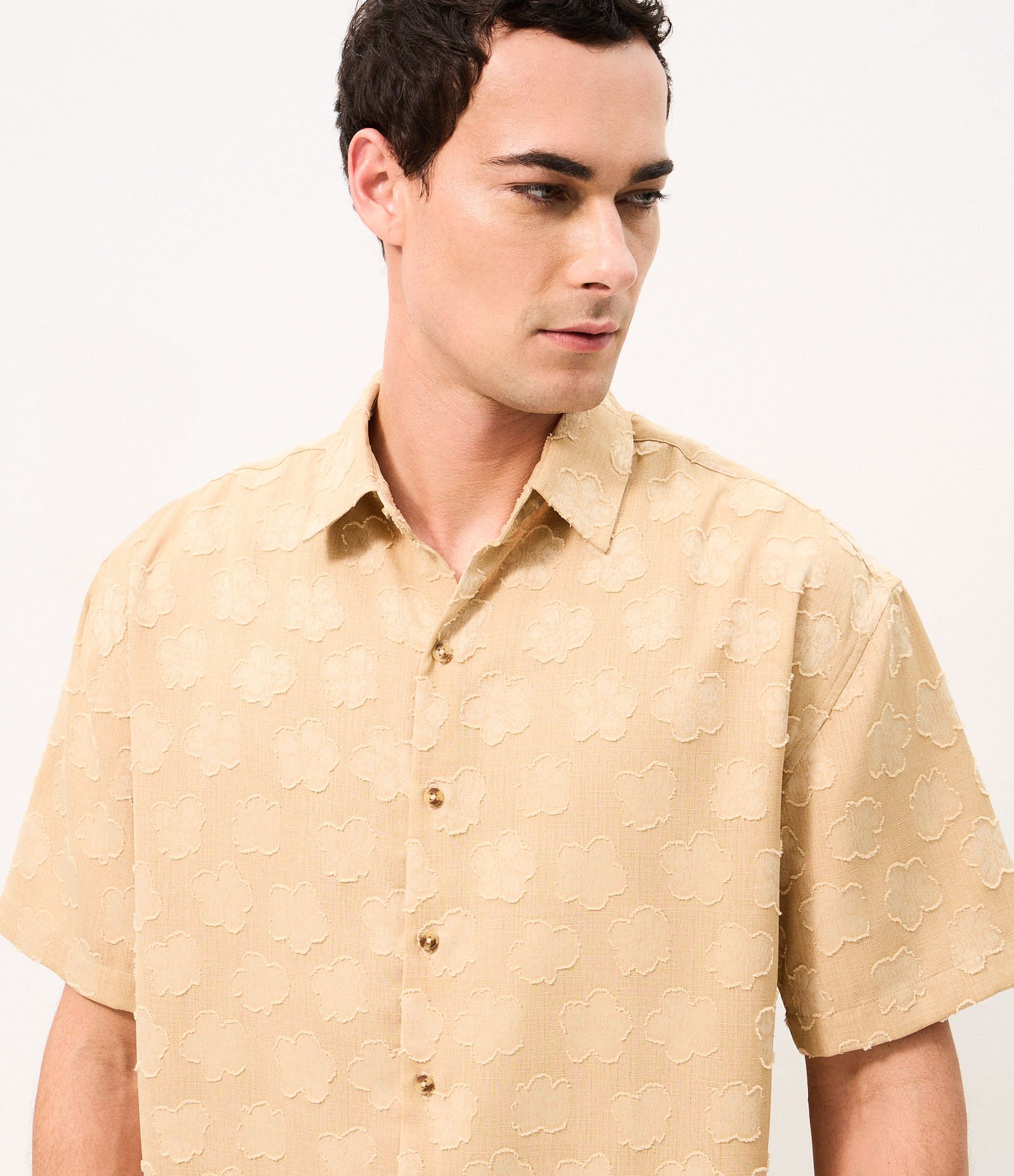 Camisa Boxy com Bordado Floral Navalhado Bege 6