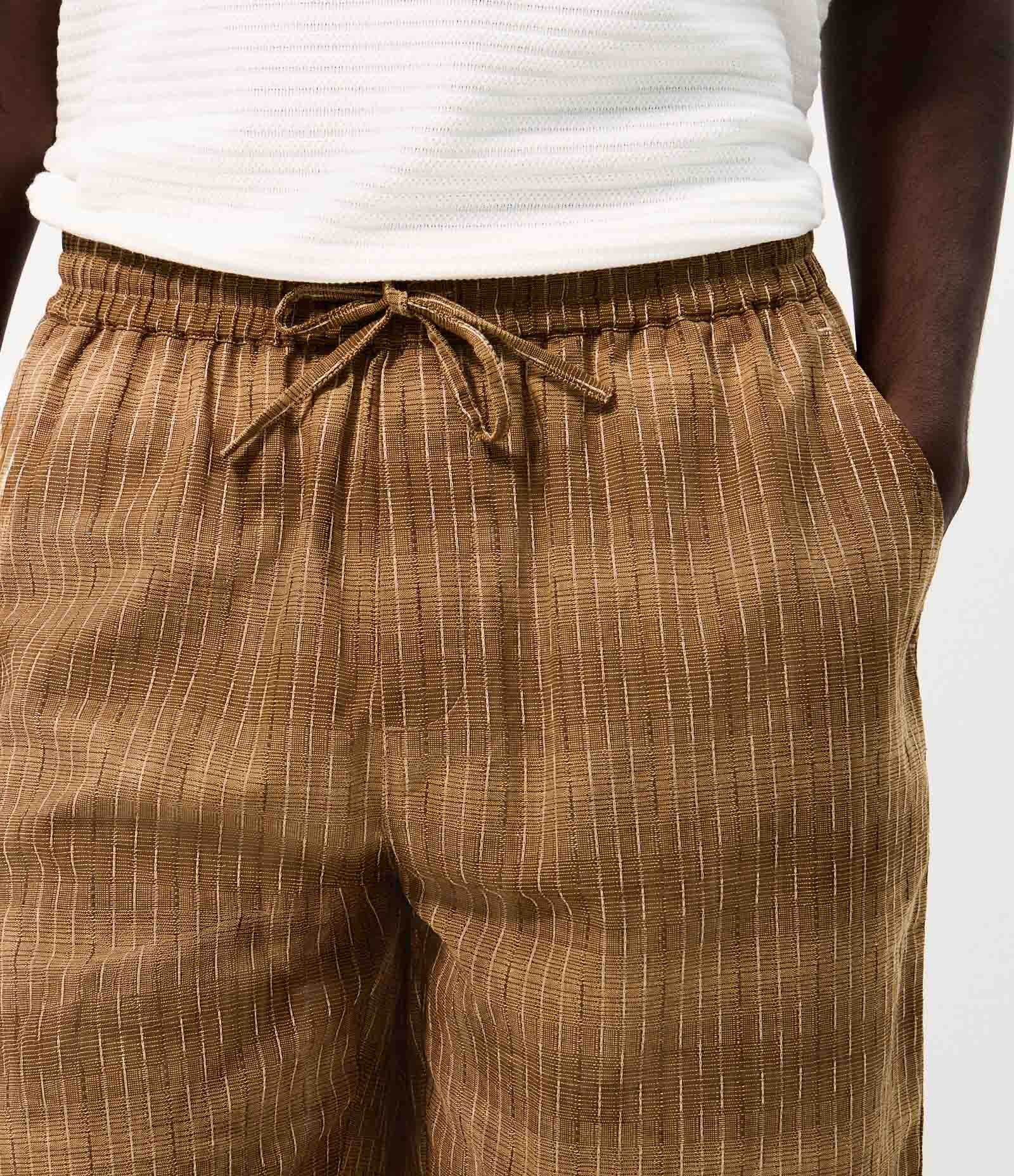Bermuda Jacquard Texturizada com Ranhuras Marrom 5