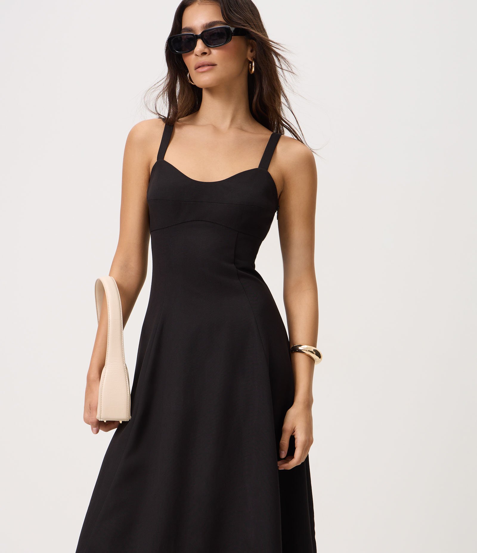 Vestido Midi Alfaiatado com Decote Coração e Alças Largas Preto 1