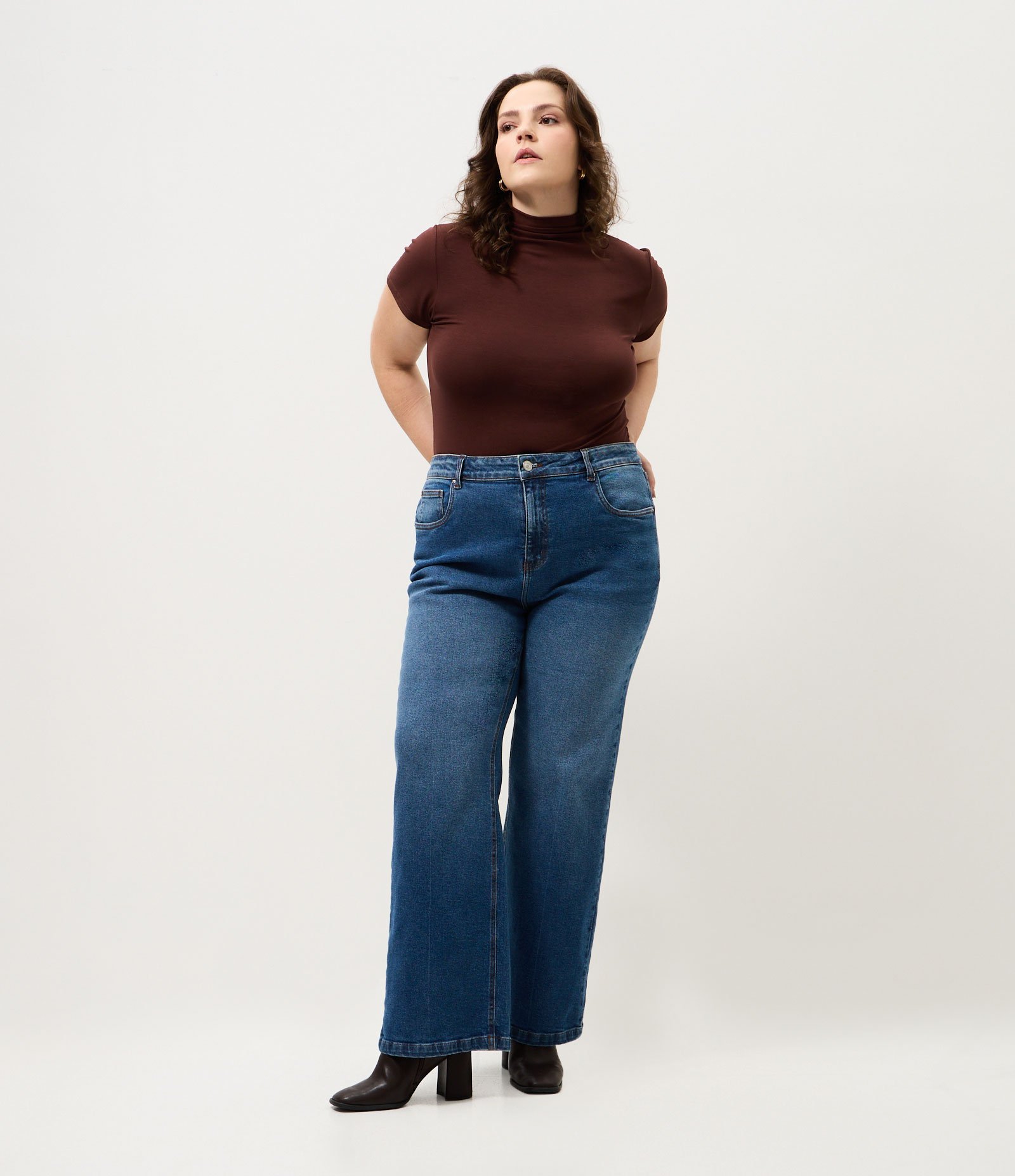 Blusa Curta em Viscoelastano com Gola Inteira Curve e Plus Size Marrom 2