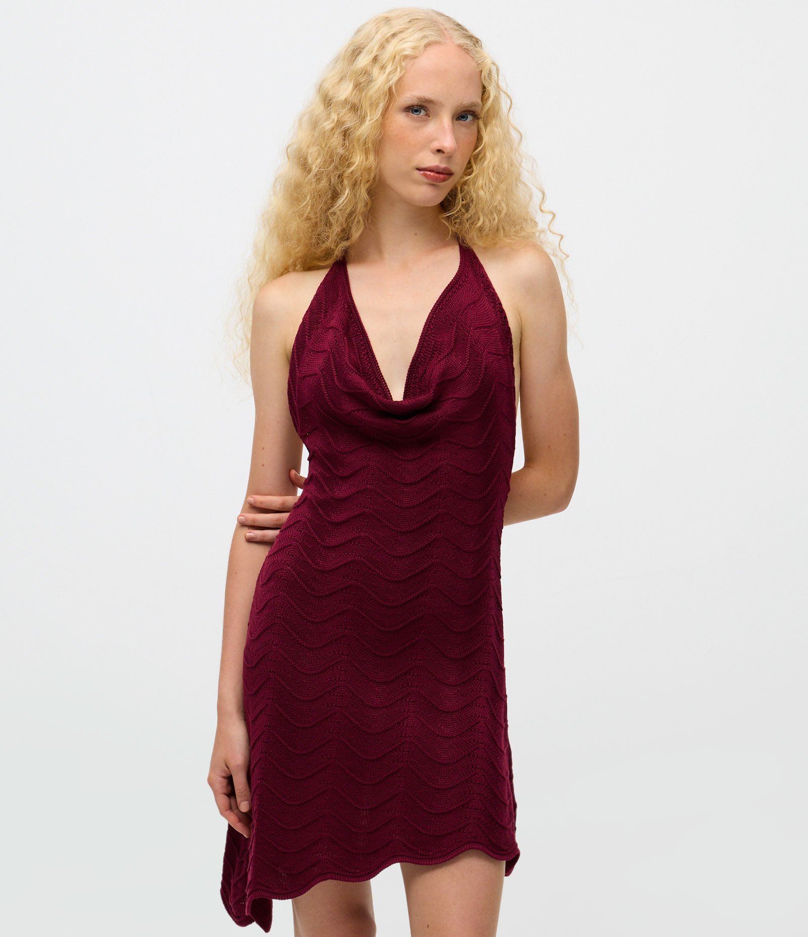 Vestido Curto Sem Manga em Crochê com Decote Degagê Vermelho 2