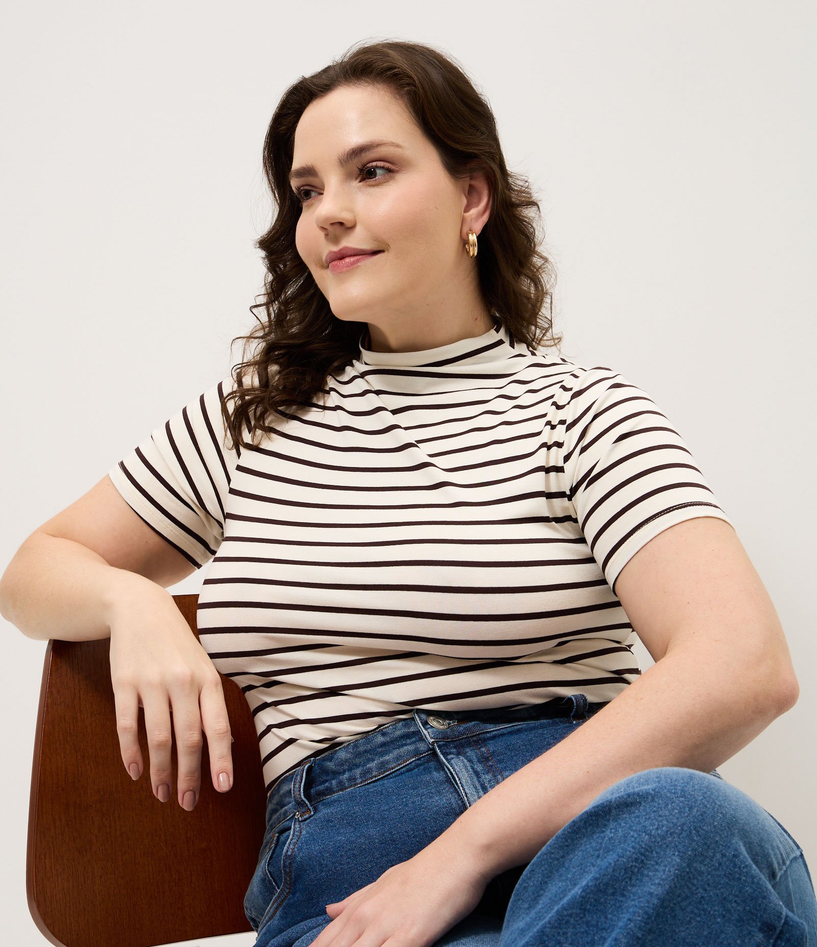 Blusa Listrada Gola Alta Curve & Plus Size Bege 1