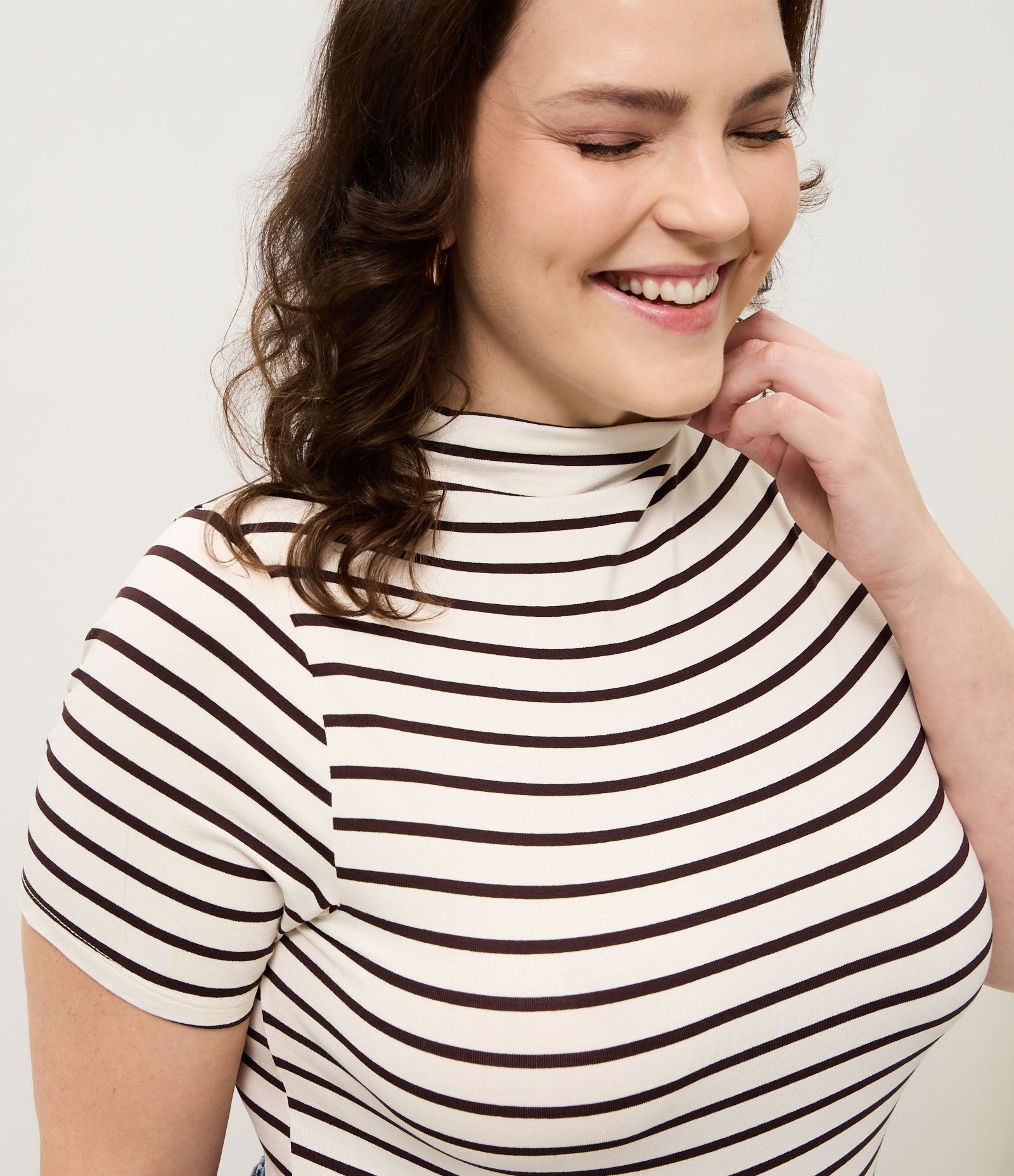 Blusa Listrada Gola Alta Curve & Plus Size Bege 4