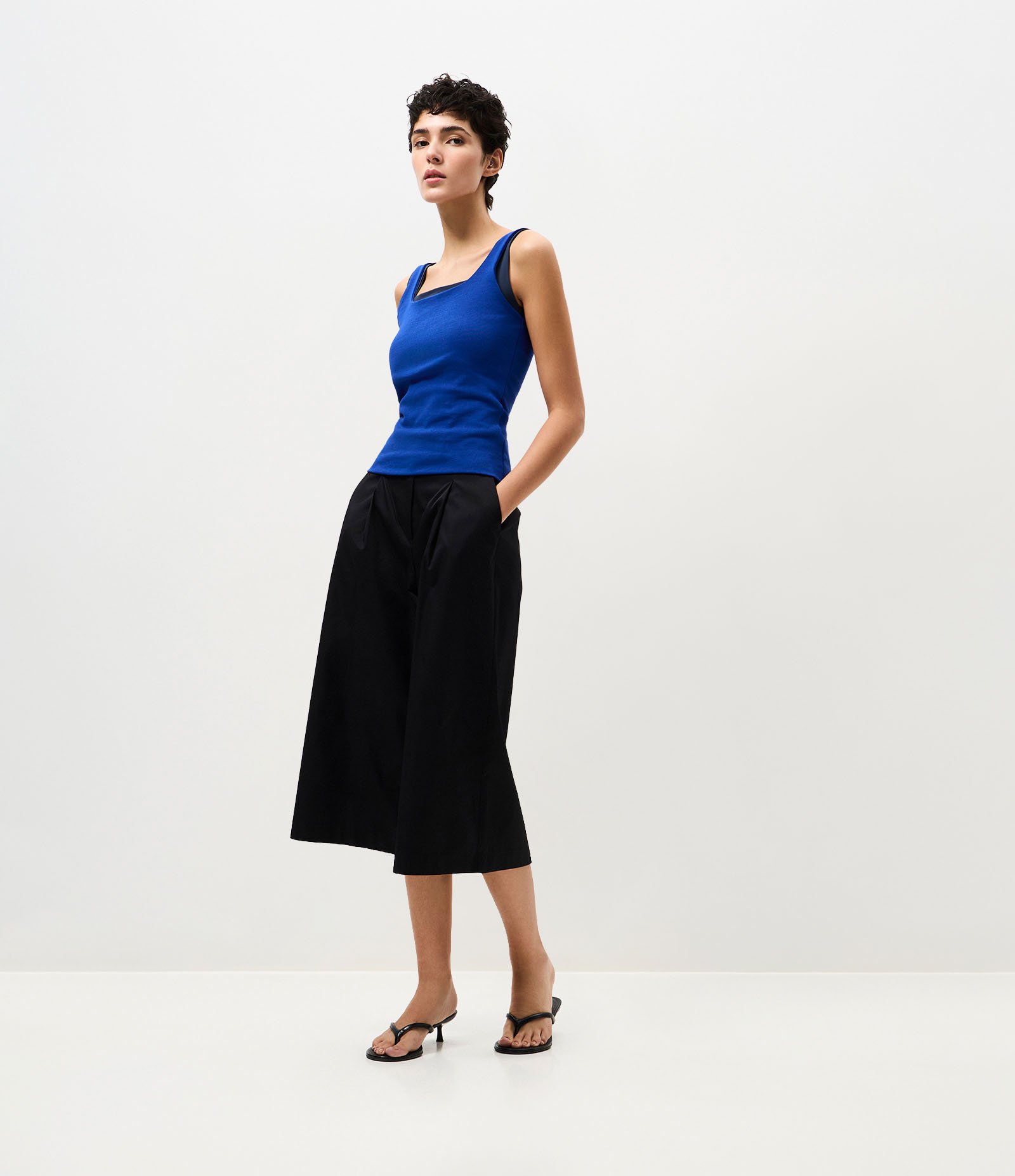 Blusa em Ribana com Decote Quadrado e Alça Larga Azul 2