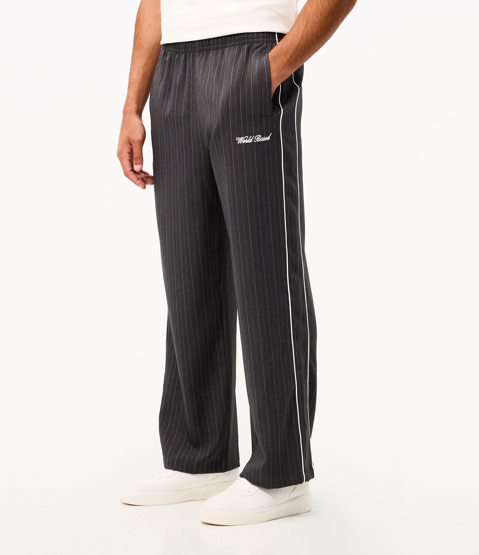 Calça Helanca Risca de Giz com Bordado Cinza 2