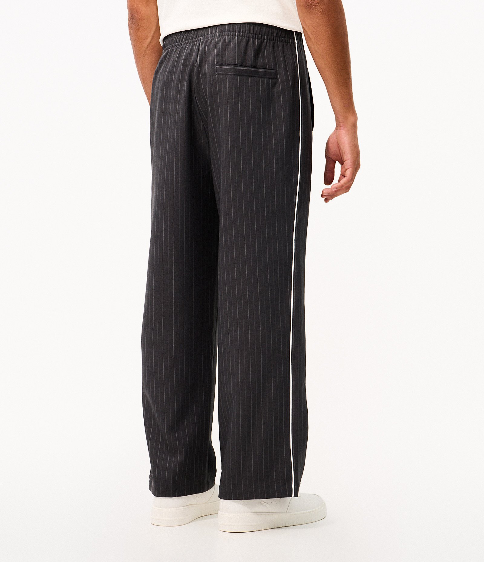 Calça Helanca Risca de Giz com Bordado Cinza 3