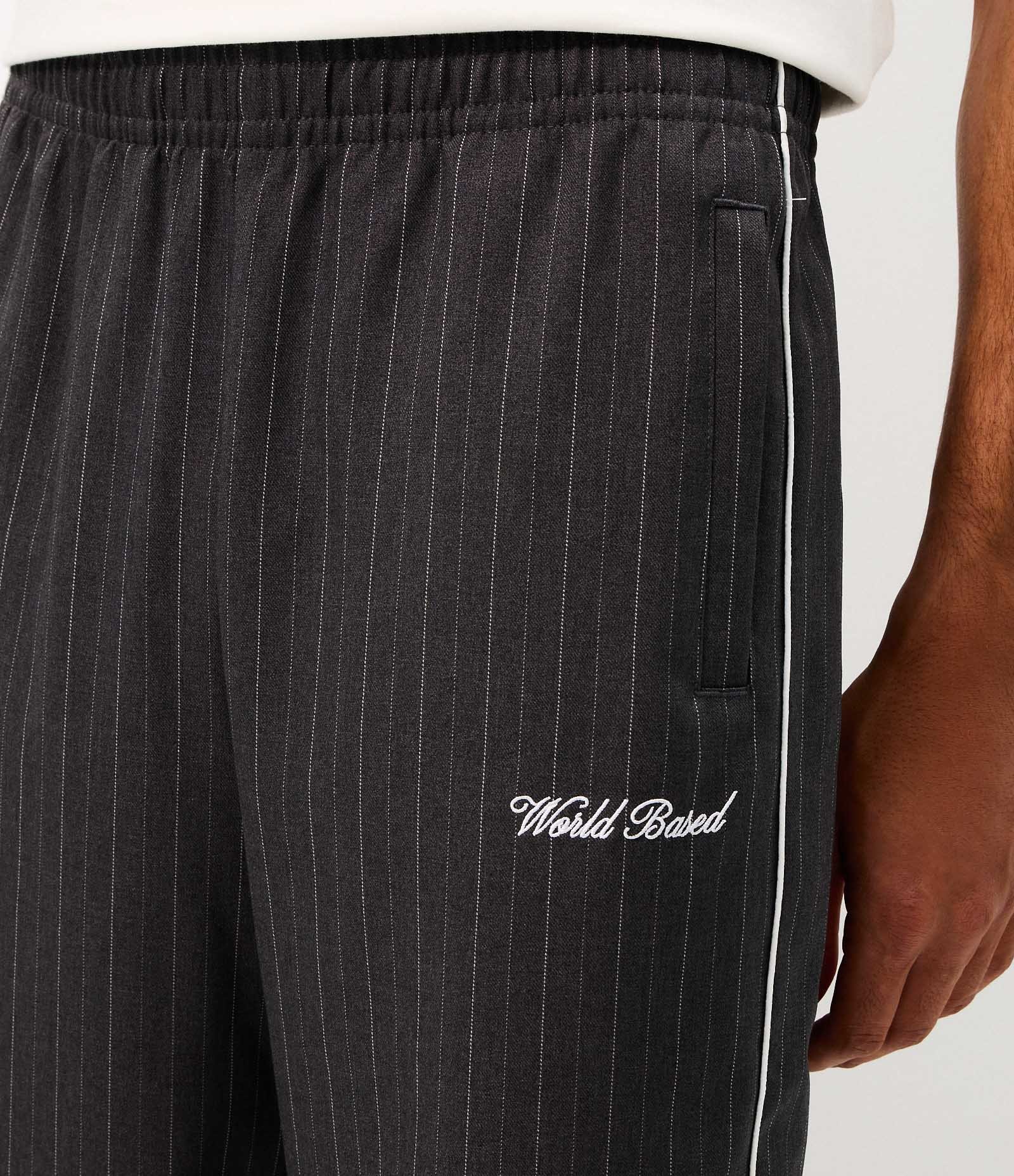 Calça Helanca Risca de Giz com Bordado Cinza 4