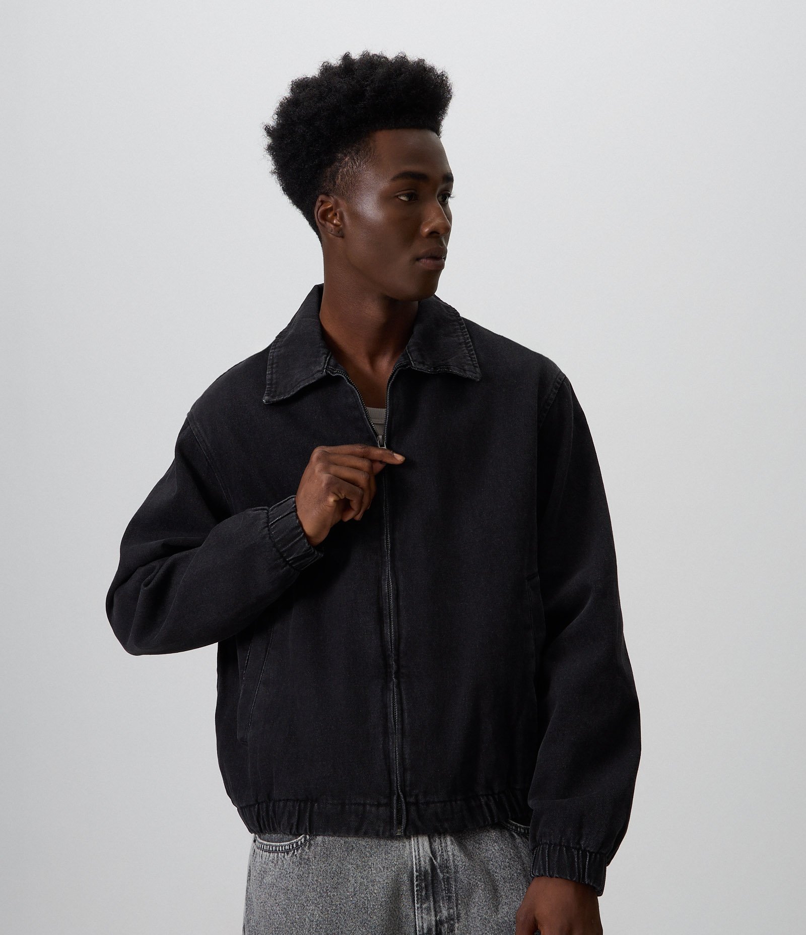 Jaqueta Jeans Bomber com Zíper Preto 1