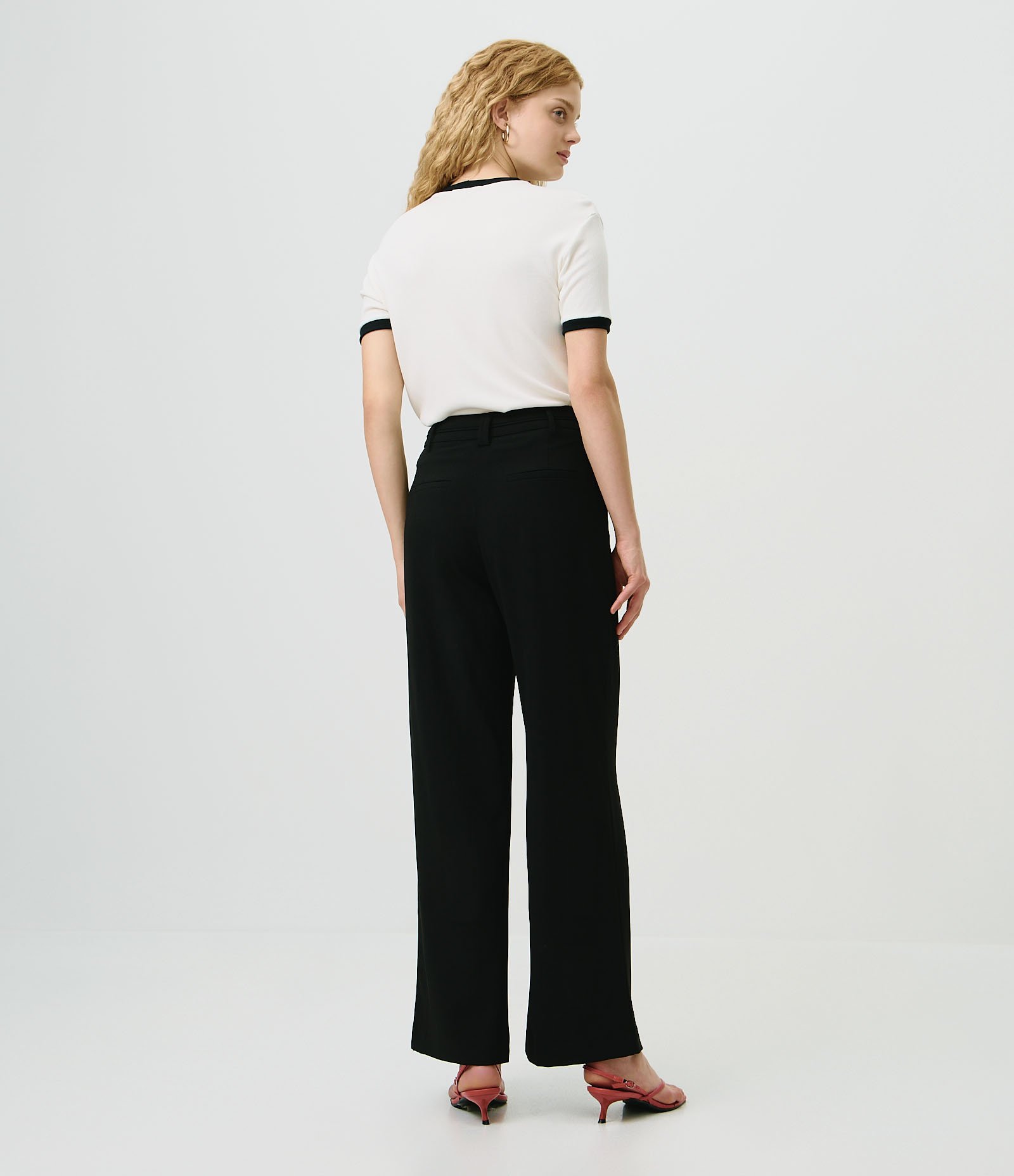 Calça Wide Leg Alfaiatada com Passantes no Cós Preto 4