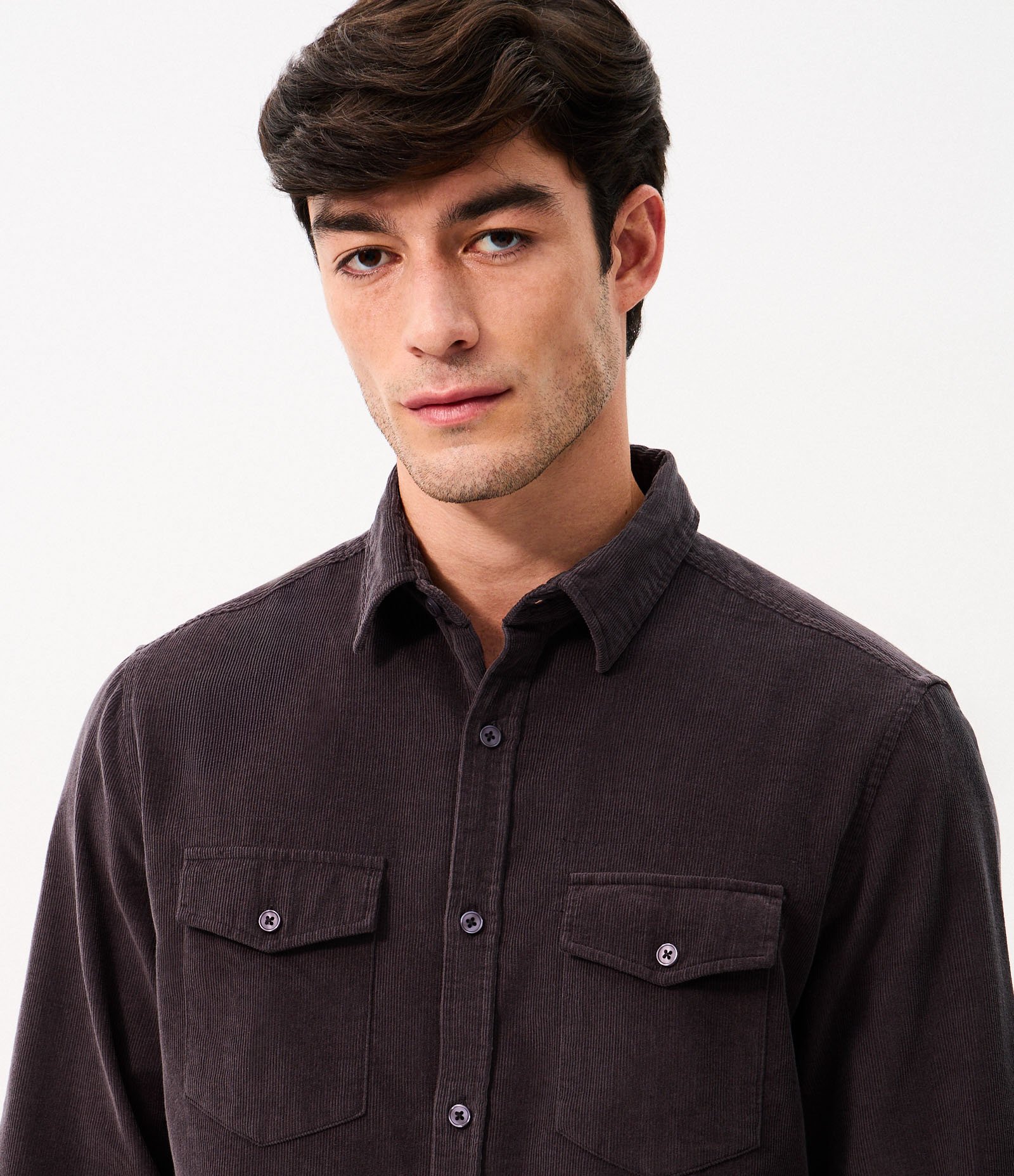 Camisa Comfort em Veludo com Bolsos Frontais Cinza Escuro 4