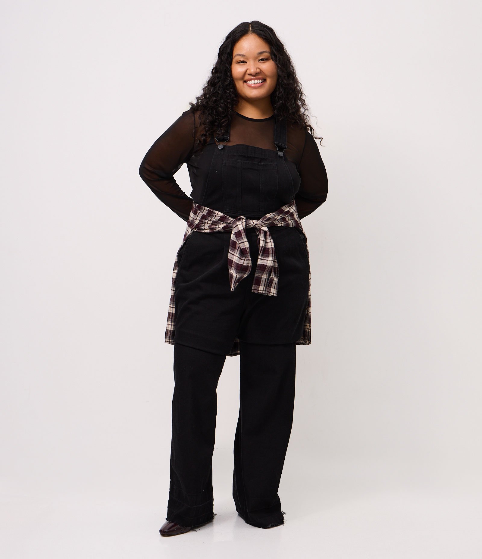 Jardineira em Jeans com Barra Desfiada Curve & Plus Size Preto 1