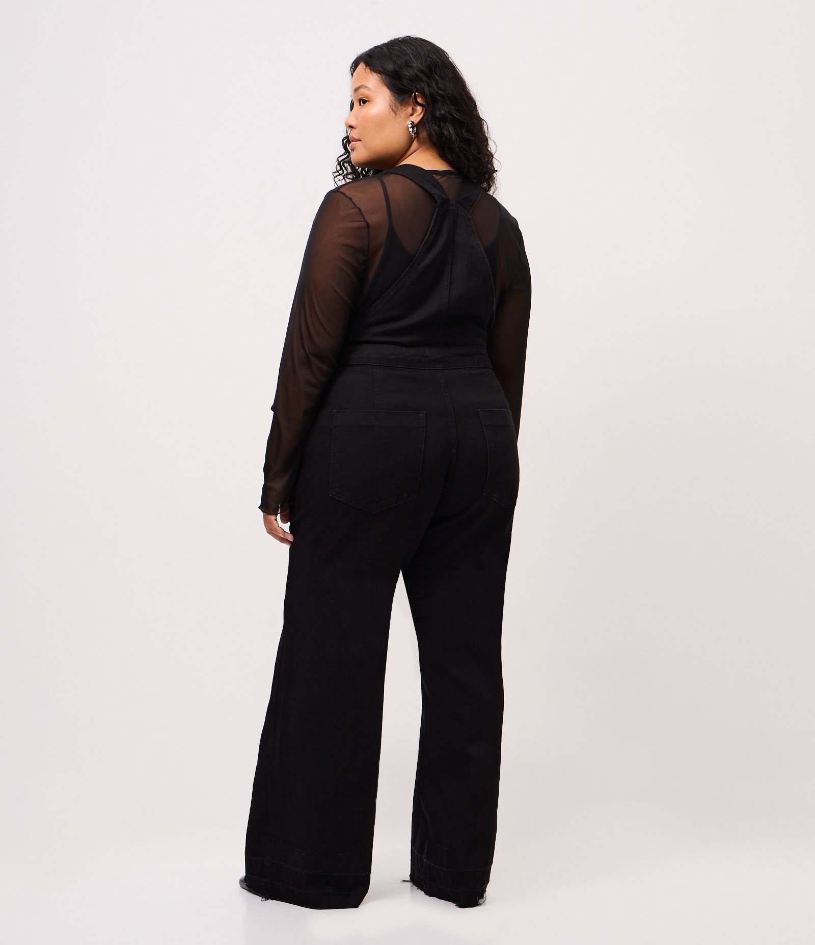 Jardineira em Jeans com Barra Desfiada Curve & Plus Size Preto 2