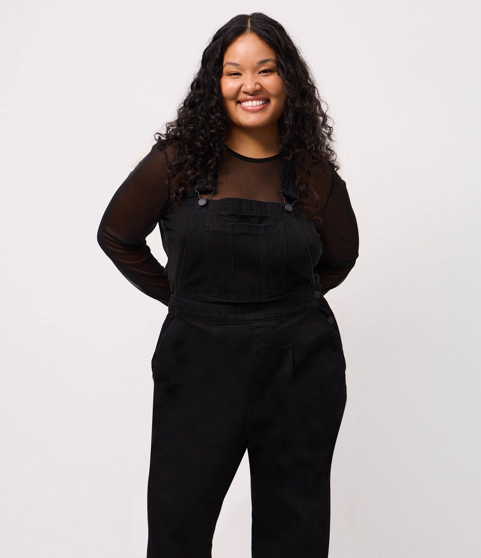 Jardineira em Jeans com Barra Desfiada Curve & Plus Size Preto 3