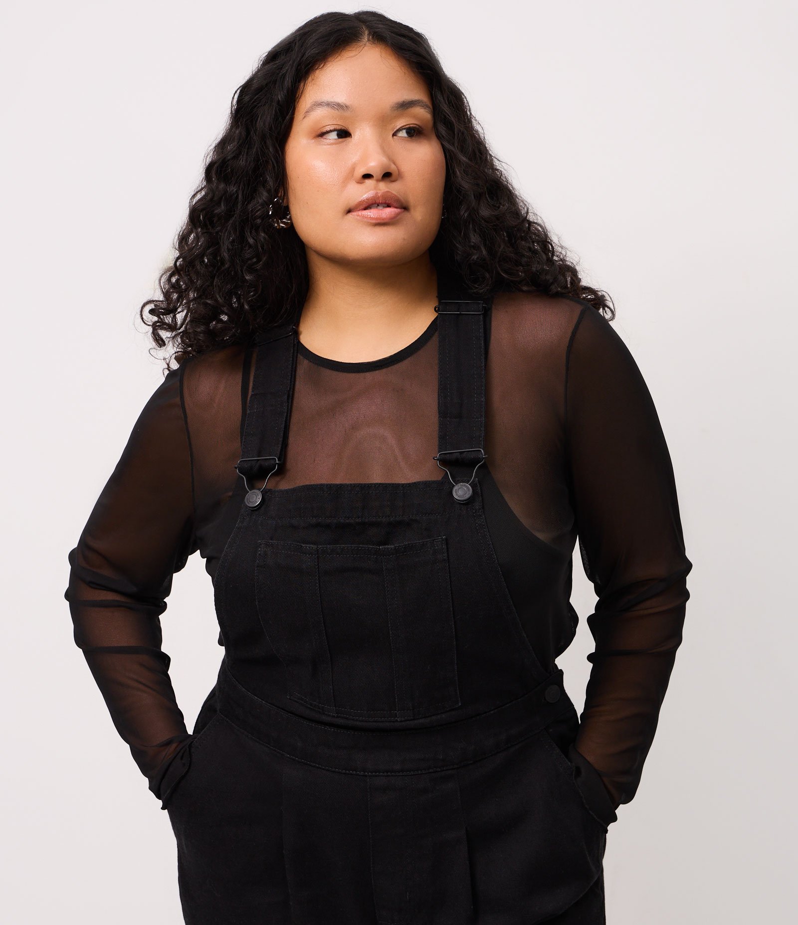 Jardineira em Jeans com Barra Desfiada Curve & Plus Size Preto 4