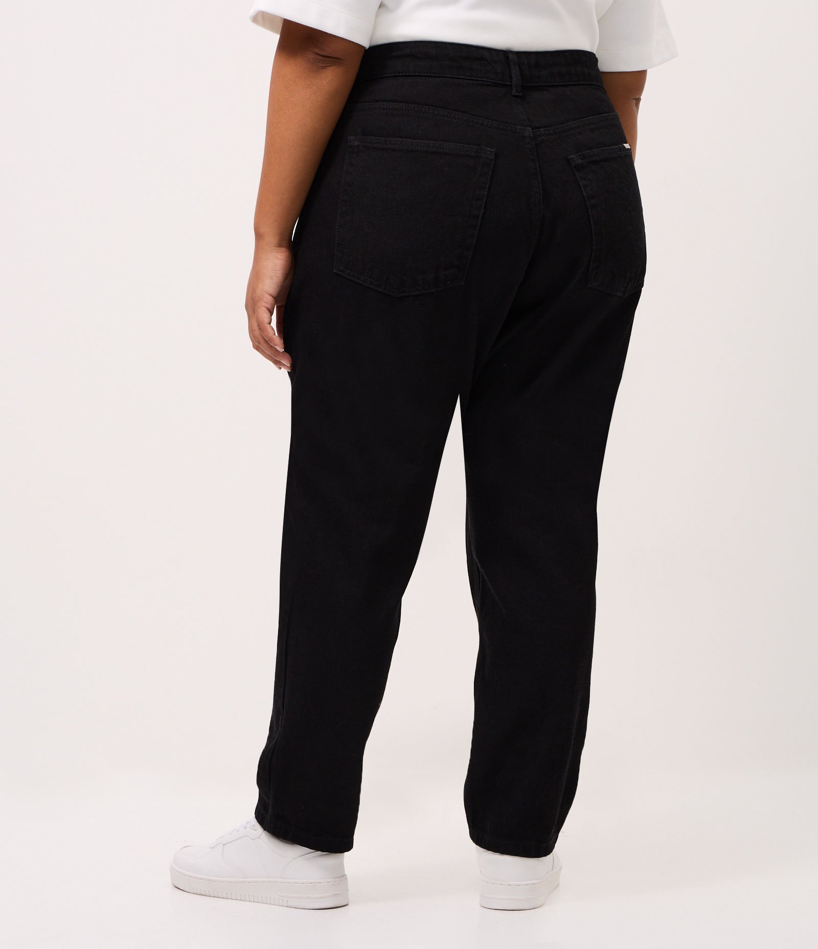 Calça Mom em Sarja com Barra Dobrada Curve & Plus Size Preto 5