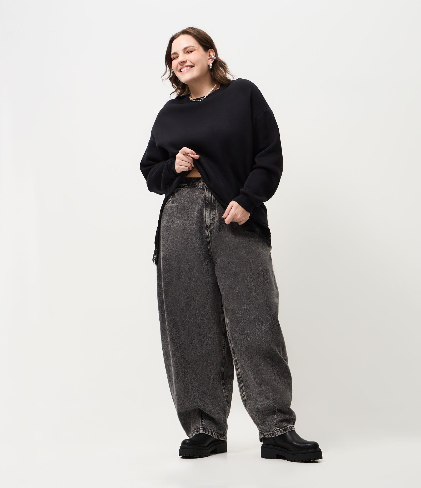 Calça Jeans Mom com Ajuste Lateral Curve & Plus Size Preto 1