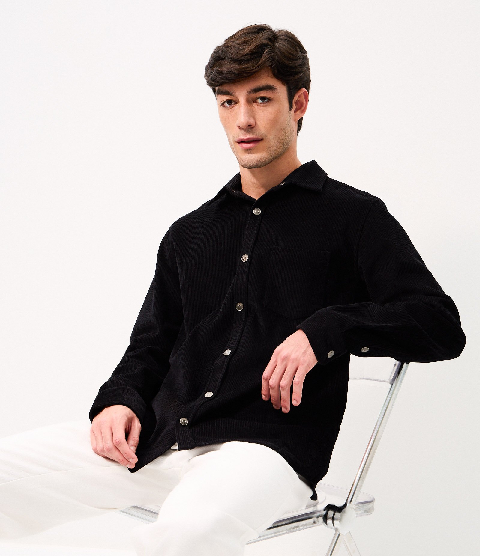 Camisa em Veludo com Bolso no Peito e Abotoamento Preto 1