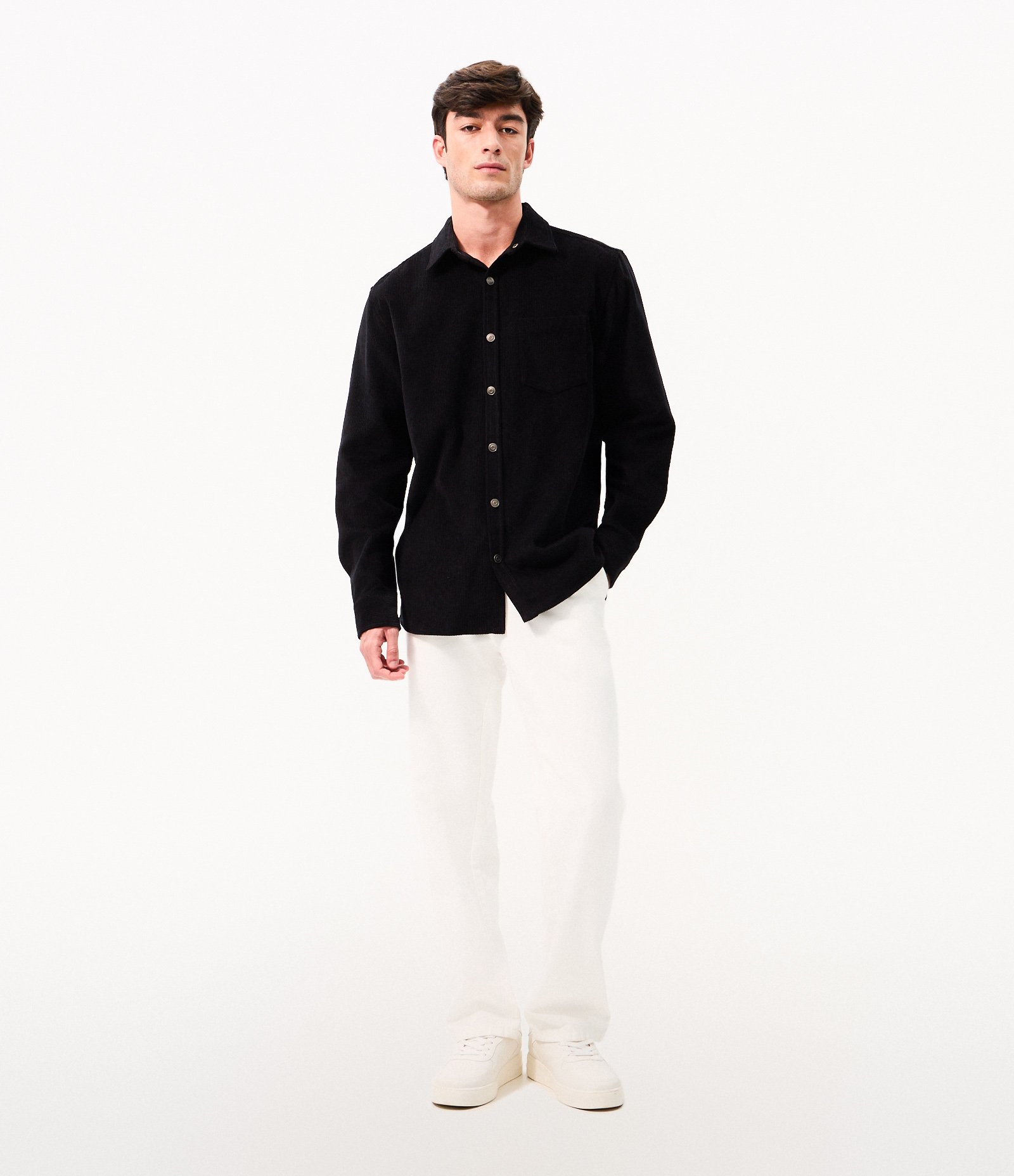 Camisa em Veludo com Bolso no Peito e Abotoamento Preto 2