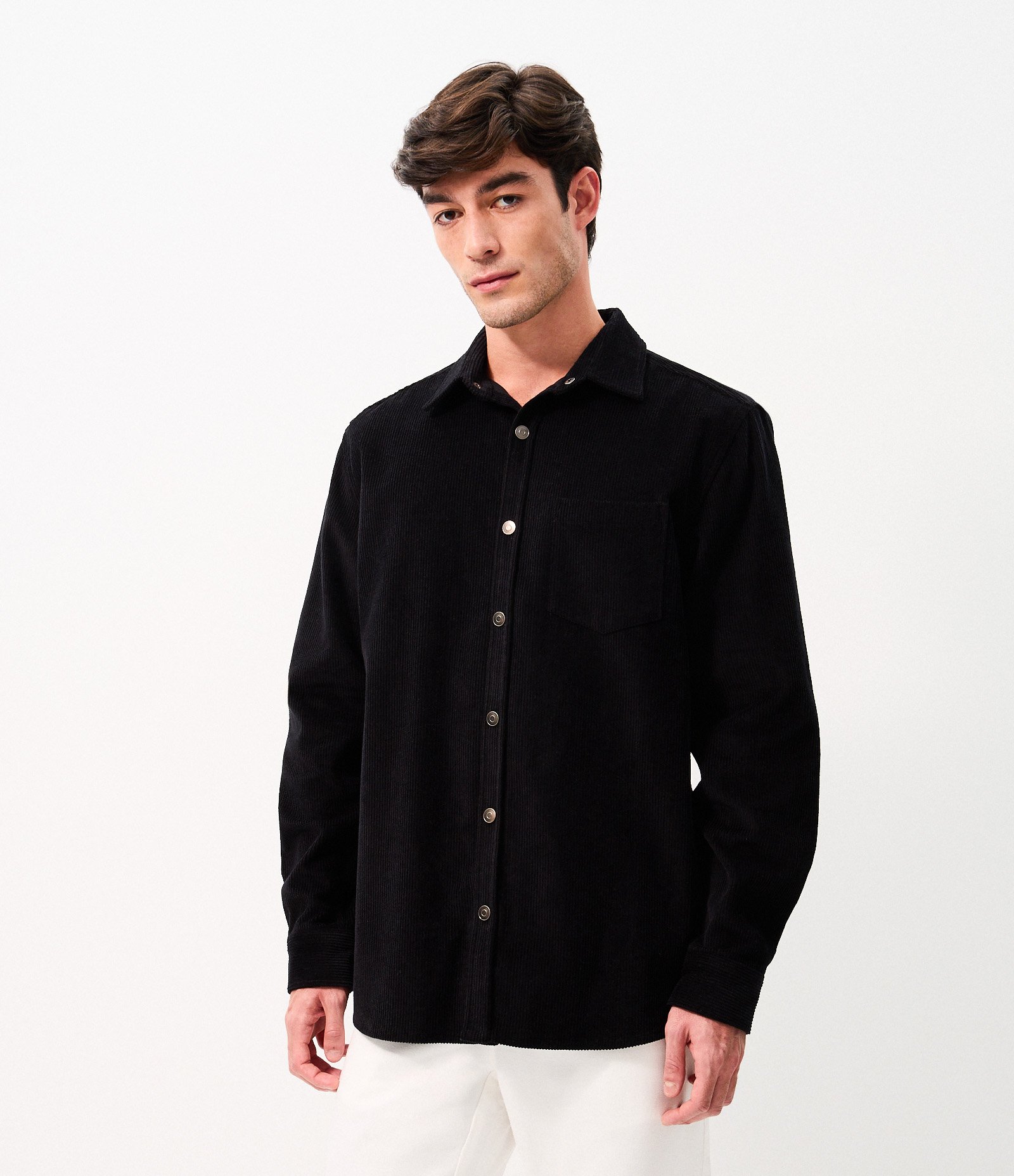 Camisa em Veludo com Bolso no Peito e Abotoamento Preto 3