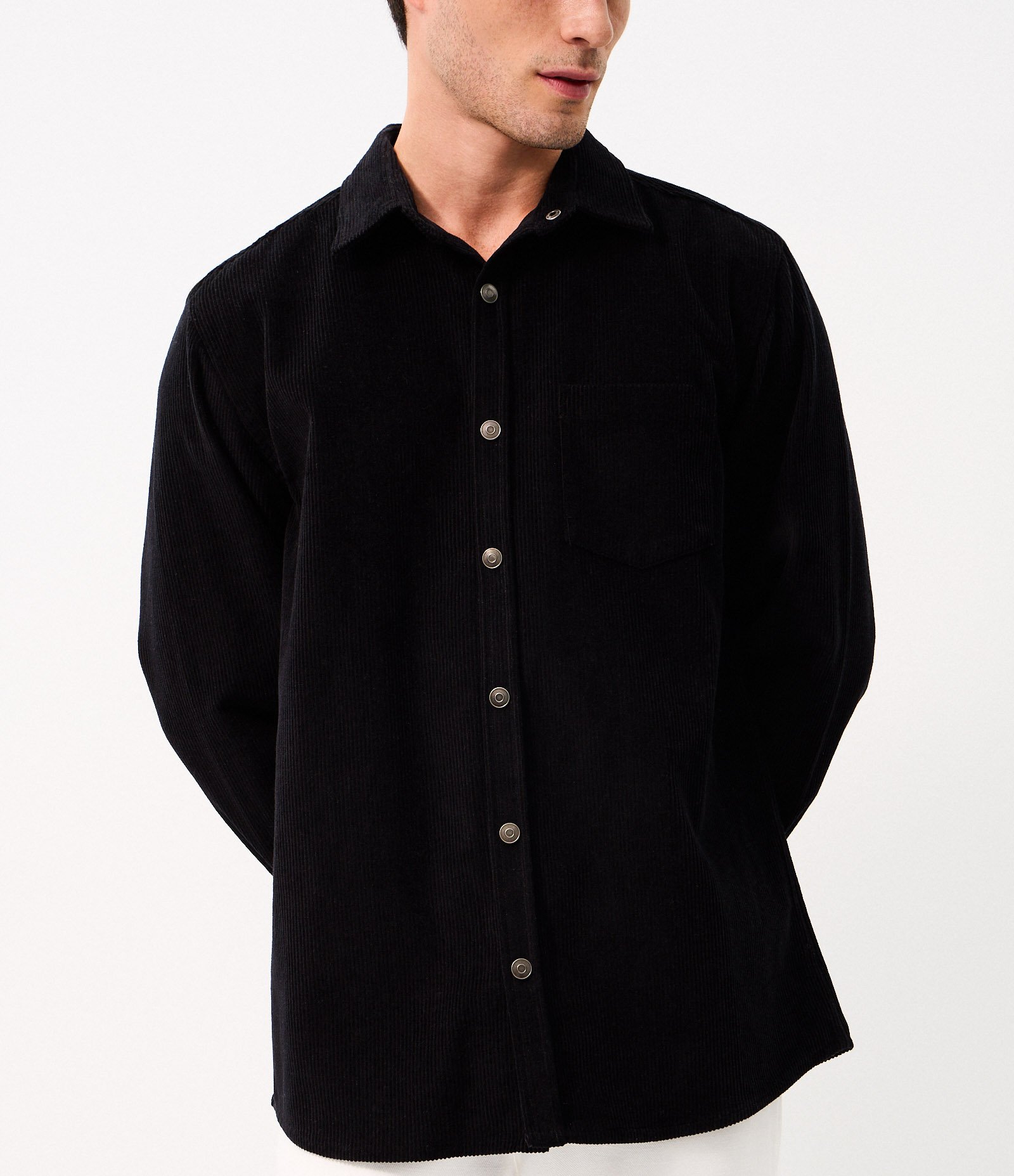 Camisa em Veludo com Bolso no Peito e Abotoamento Preto 4
