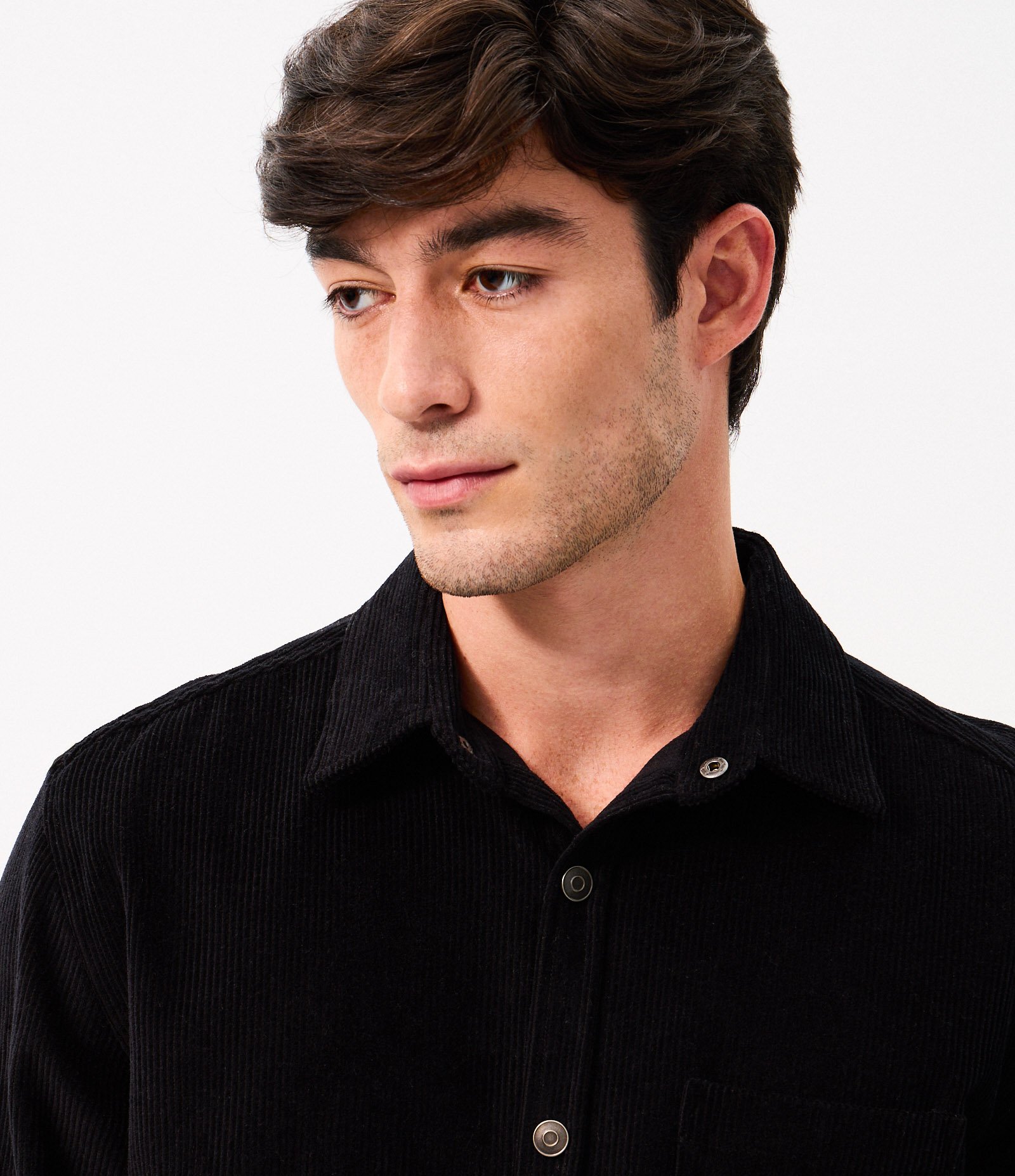 Camisa em Veludo com Bolso no Peito e Abotoamento Preto 5