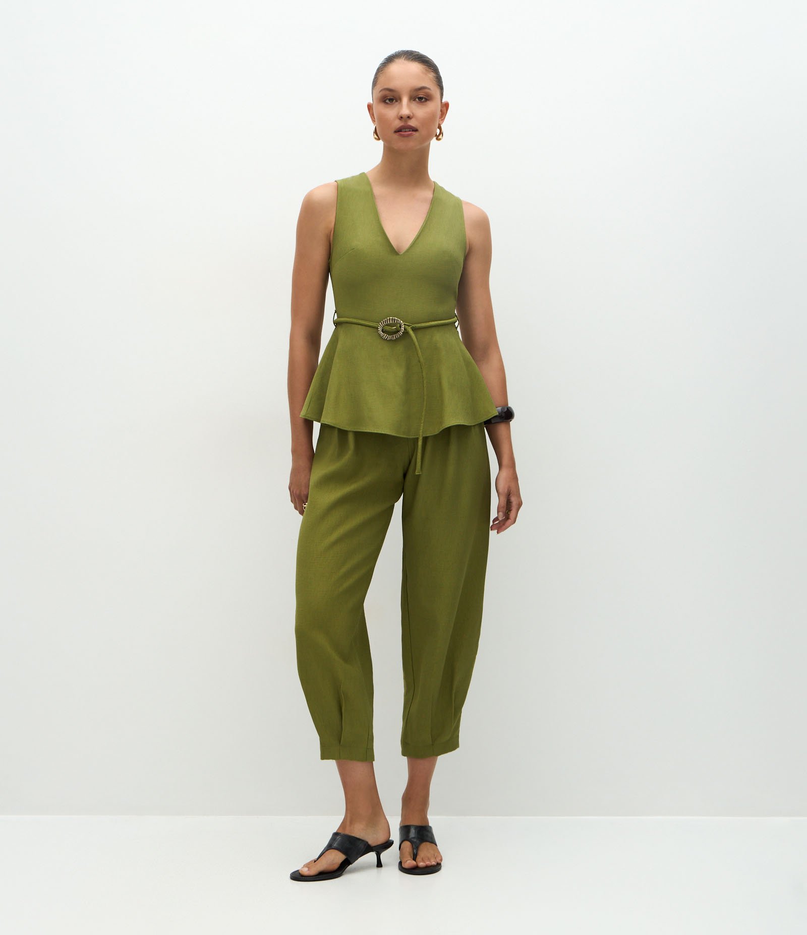 Macacão Aladim em Viscose com Babado Peplum Verde 2