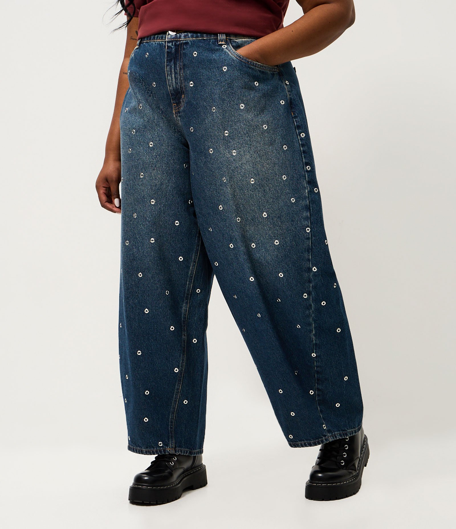 Calça Jeans Barrel com Ilhoses Curve & Plus Size Azul 2