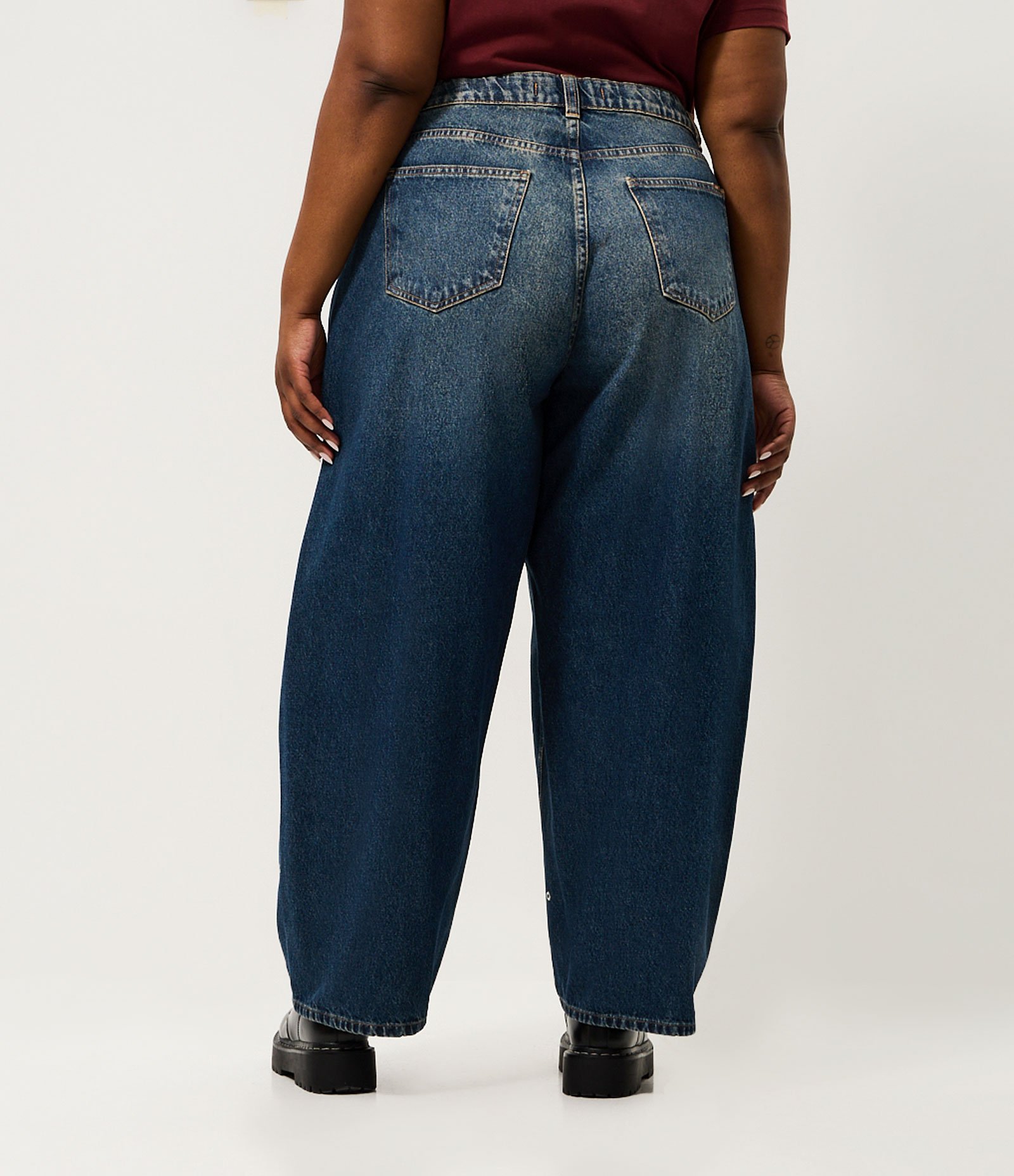 Calça Jeans Barrel com Ilhoses Curve & Plus Size Azul 5