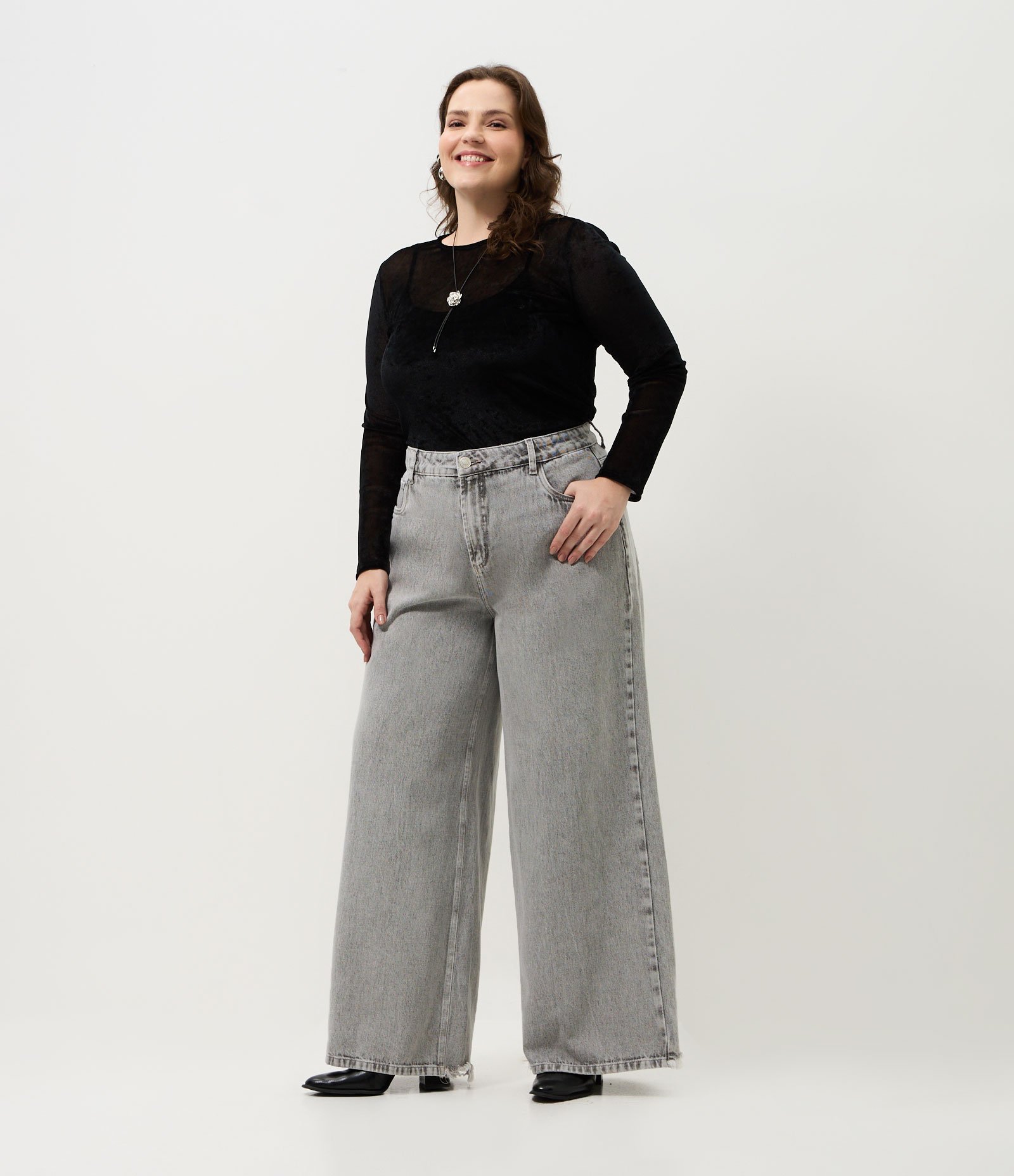 Calça Jeans Wide Cinza com Barra Desfiada Cinza 1