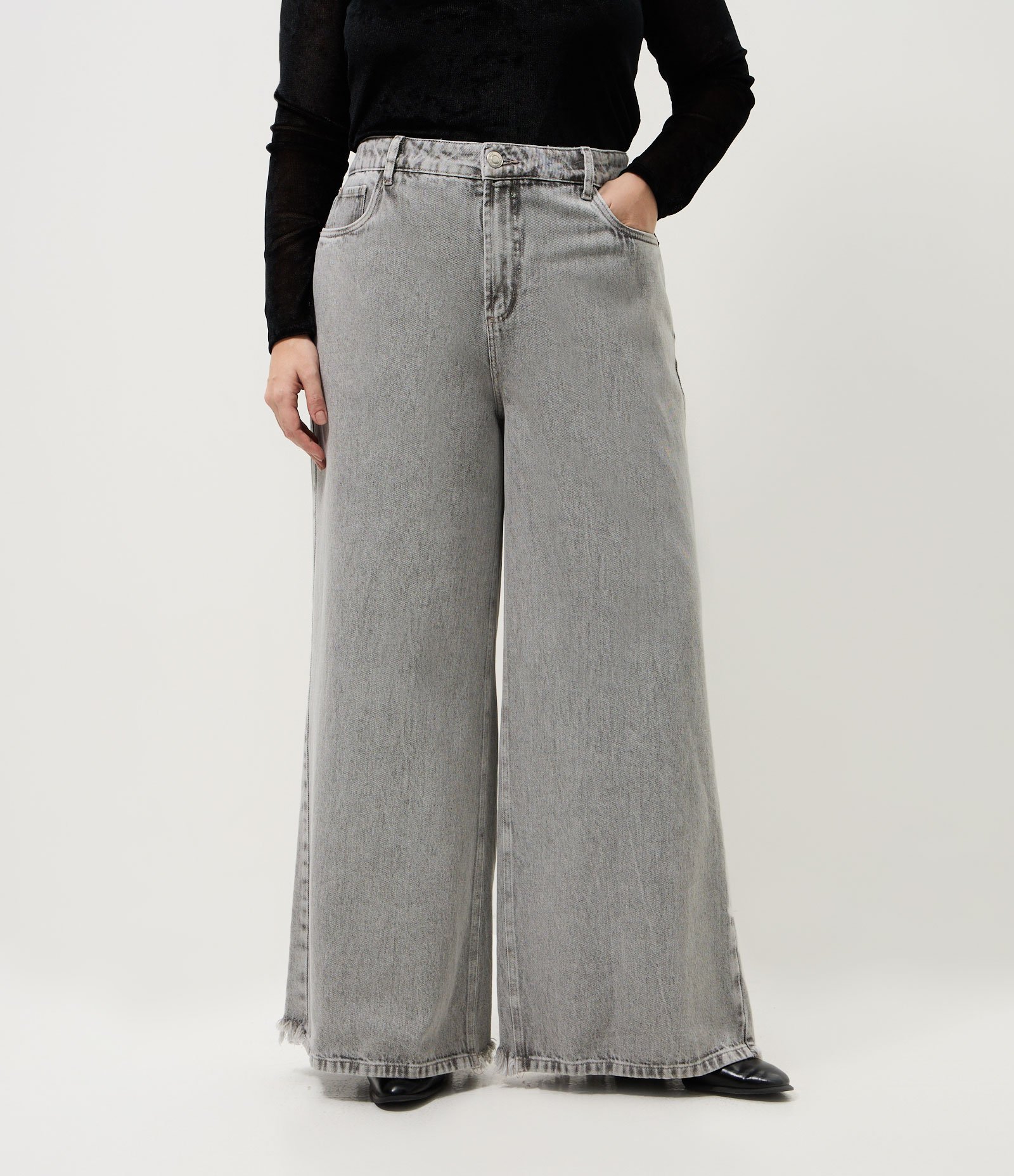 Calça Jeans Wide Cinza com Barra Desfiada Cinza 2